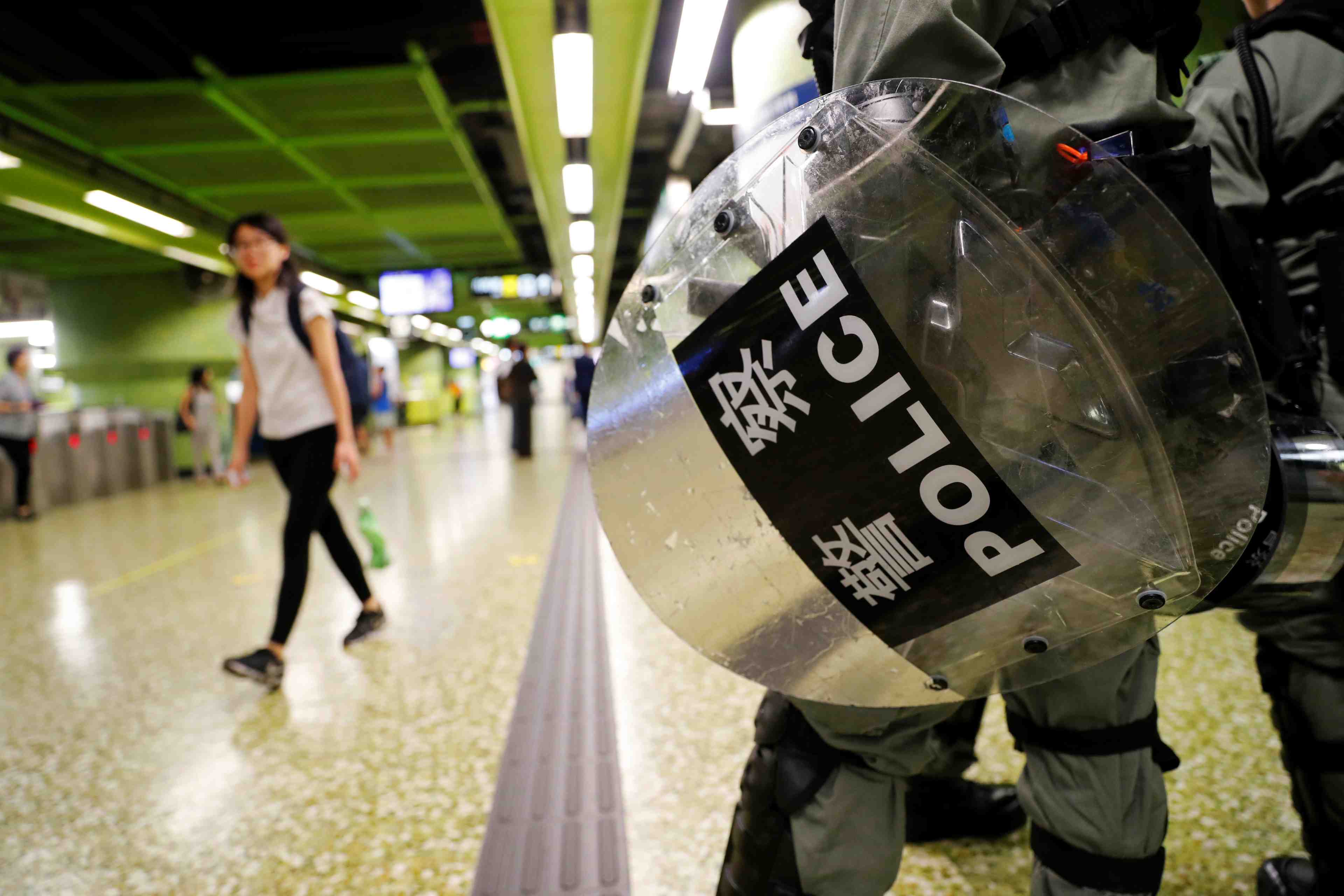 Climat tendu a hong kong apres un week-end de heurts et de perturbations