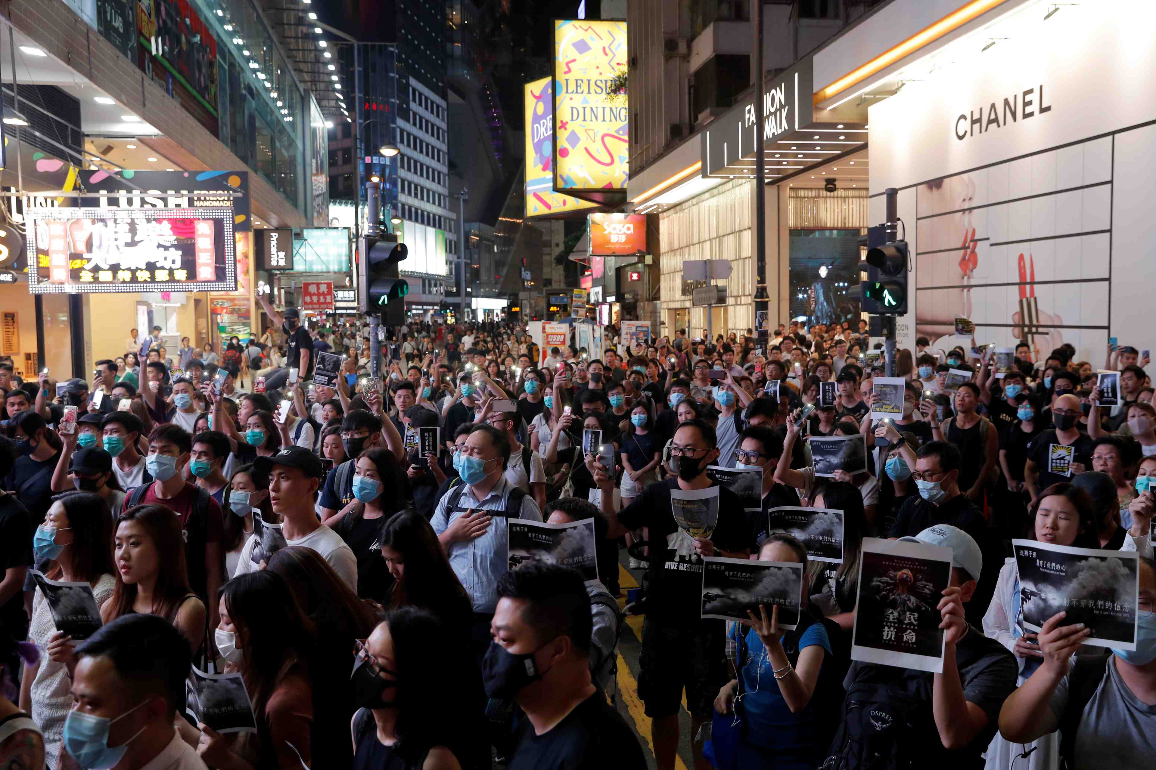 Revolte de manifestants a hong kong apres un tir a balle reelle de la police