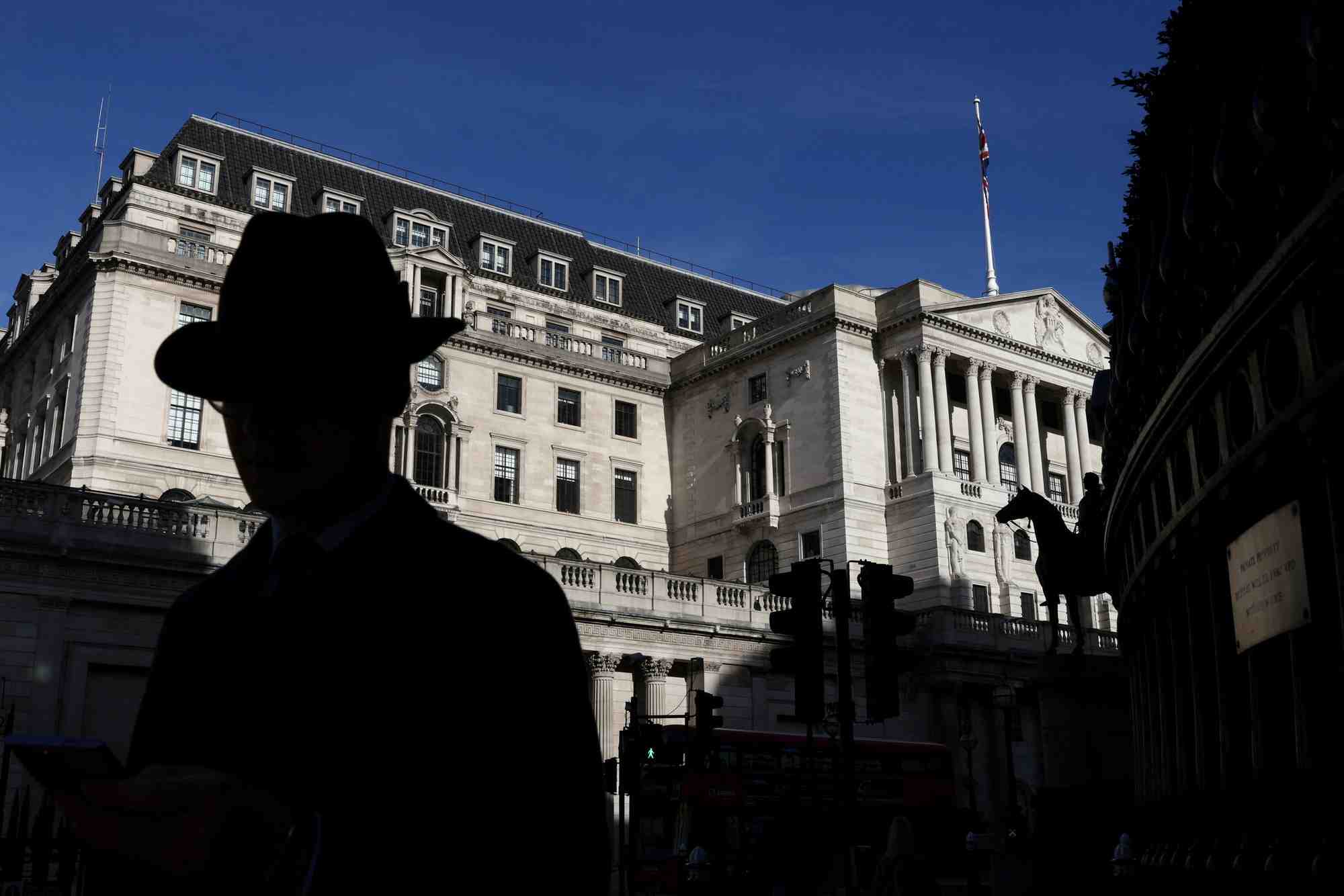 Une personne passe devant la banque d'angleterre a londres