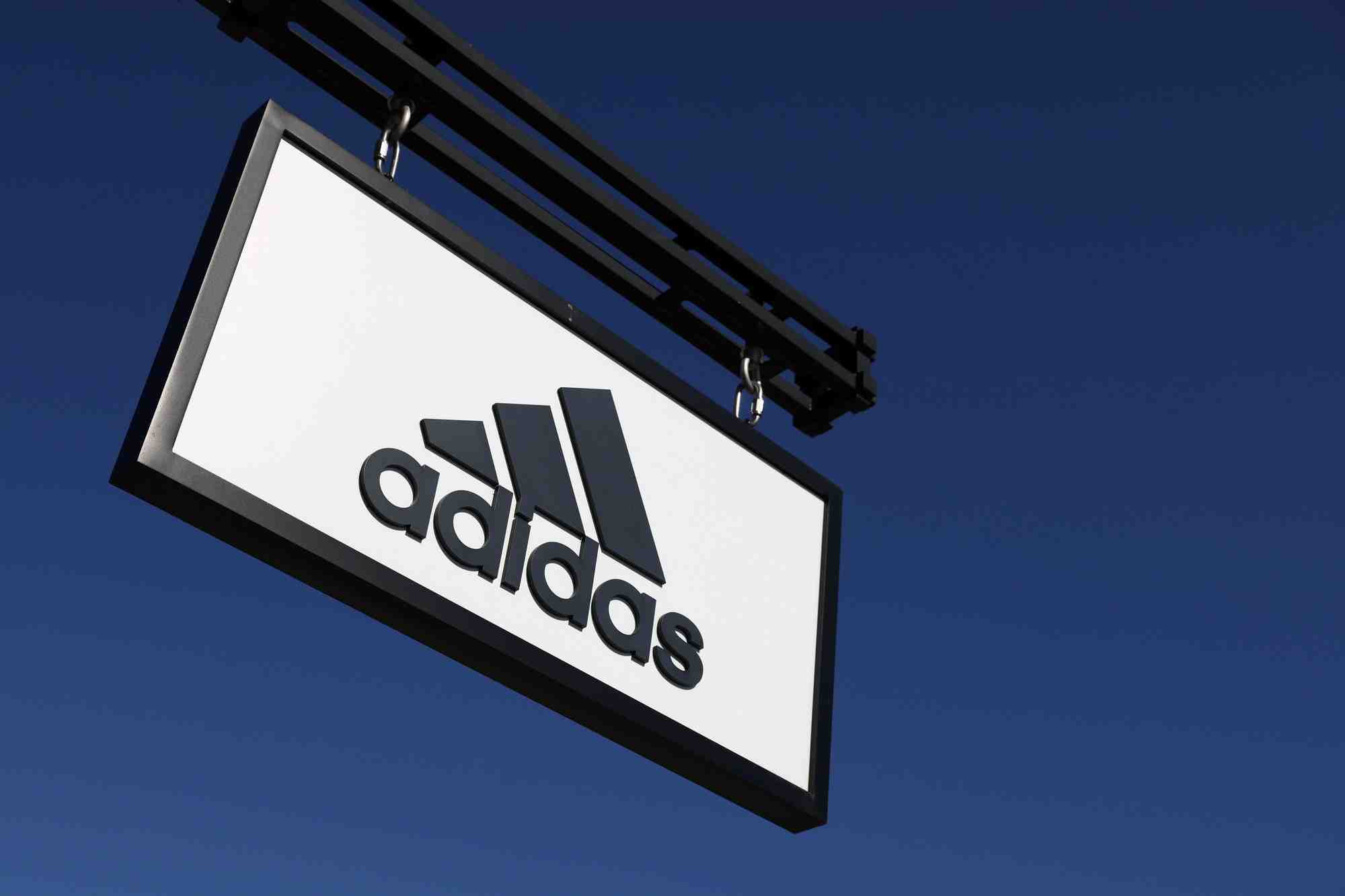 Photo d'archives: enseigne adidas sur le magasin woodbury common premium outlets a central valley, new york, etats-unis
