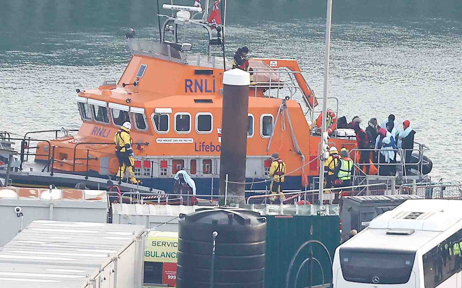 Des personnes soupconnees d'etre des migrants debarquent d'un bateau de sauvetage