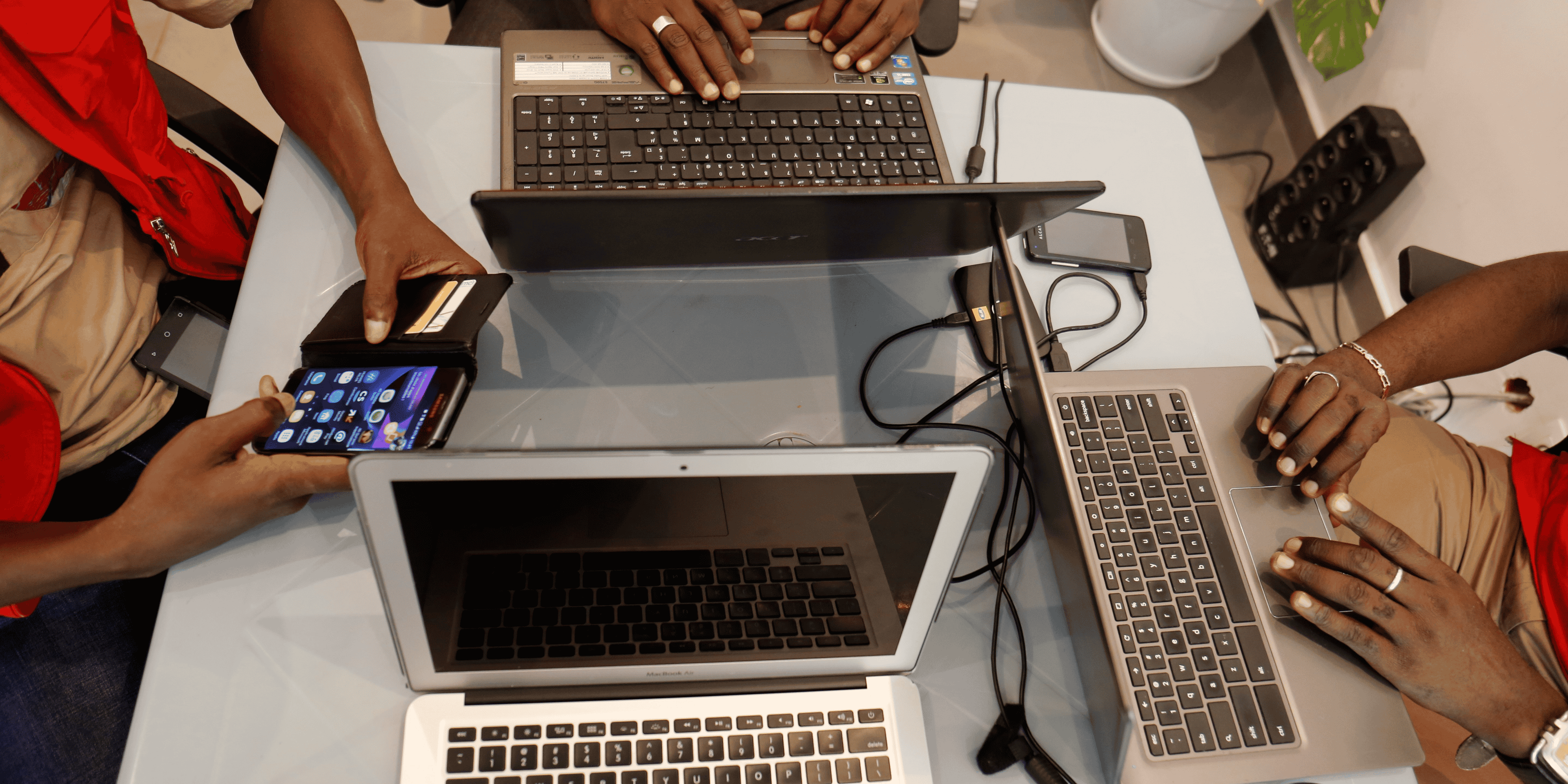 TIC PC Ordinateur laptop technologie smartphone internet jeunes startups informatique électronique général travail coworking