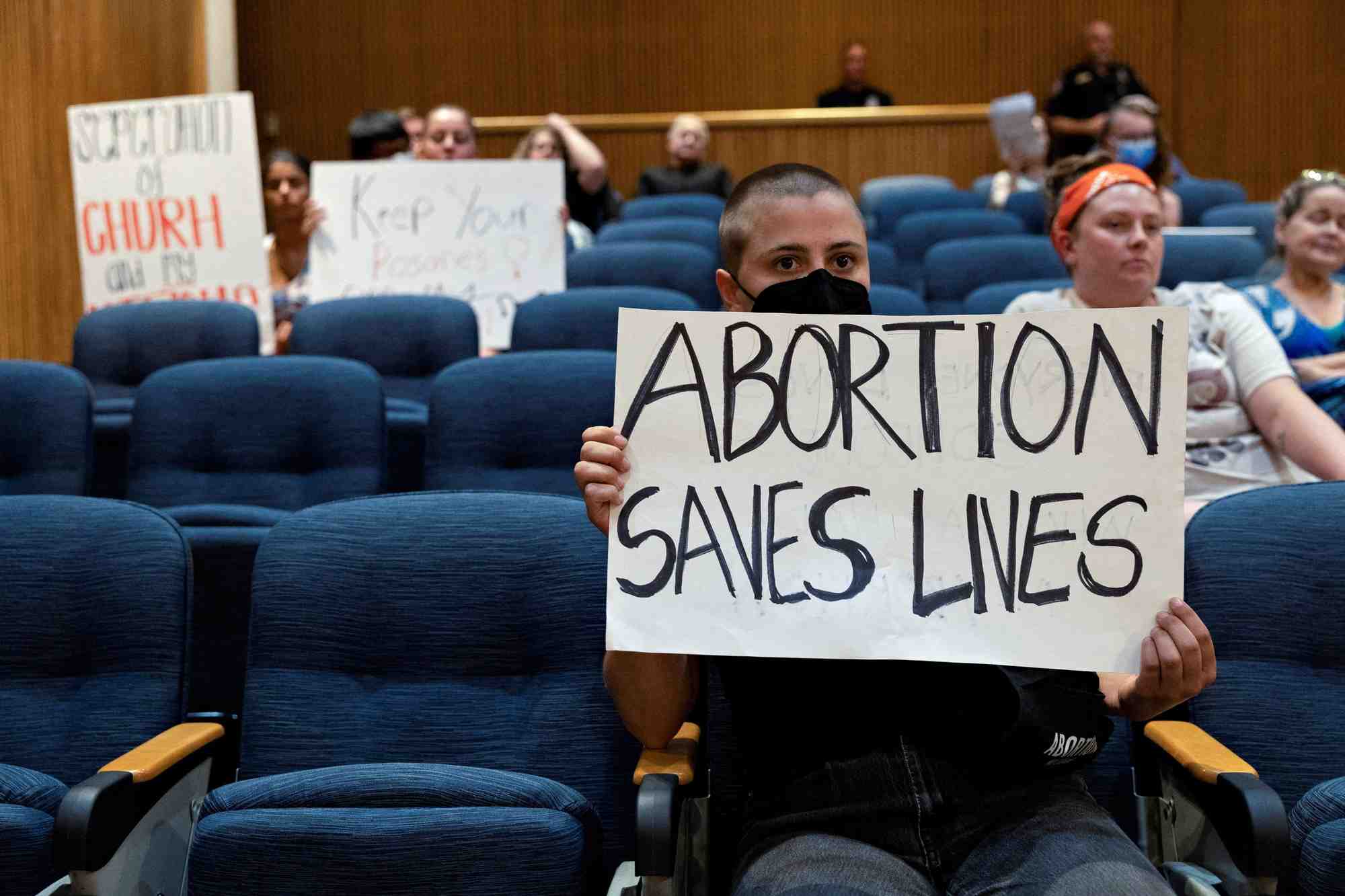 Des militants pour le droit a l'avortement lors d'un conseil municipal au texas