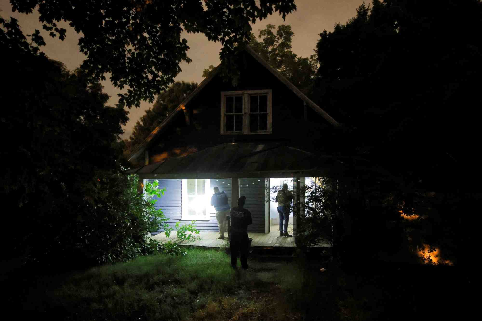 La police enquete sur l'ancienne maison du suspect de l'assassinat de trump, a greensboro