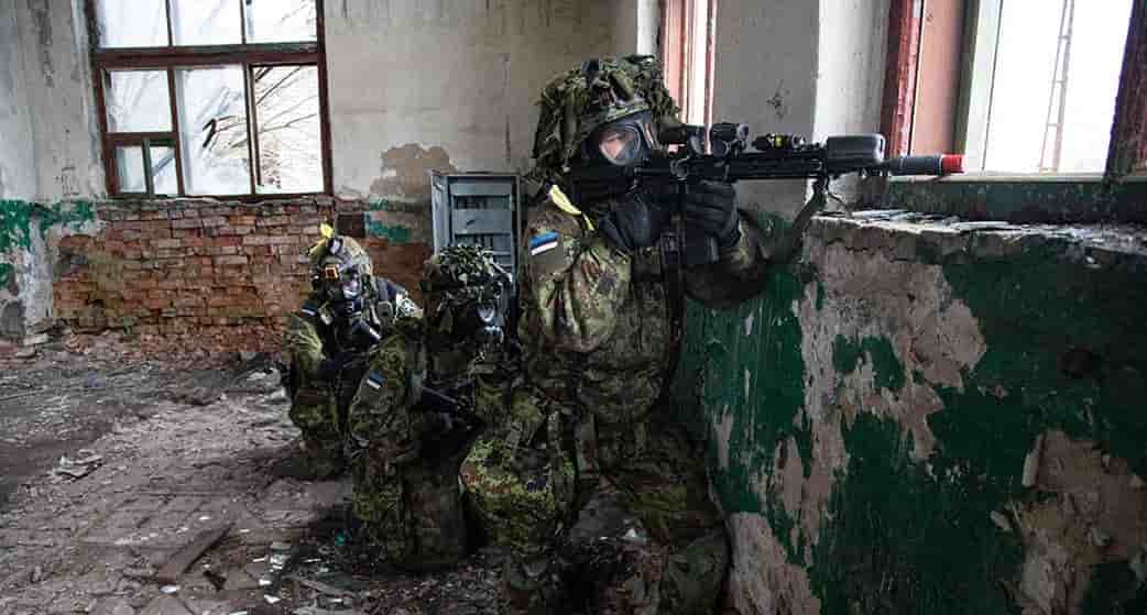 Exercice au combat urbain des forces armées estoniennes, le 11 mars 2025.