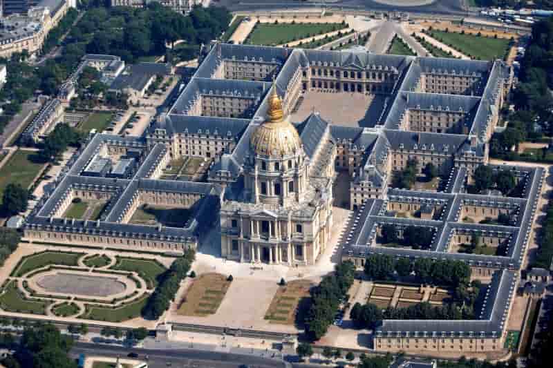 Un vehicule force l'entree principale des invalides