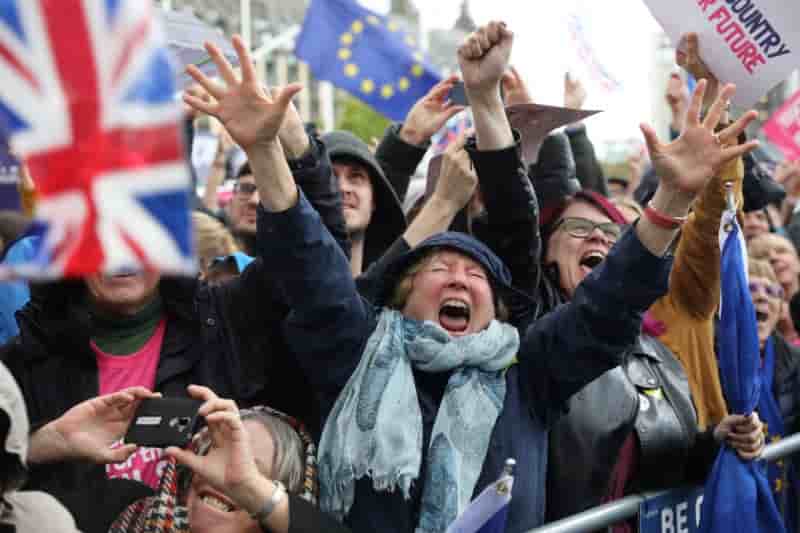 Les anti-brexit laissent exploser leur joie devant westminster