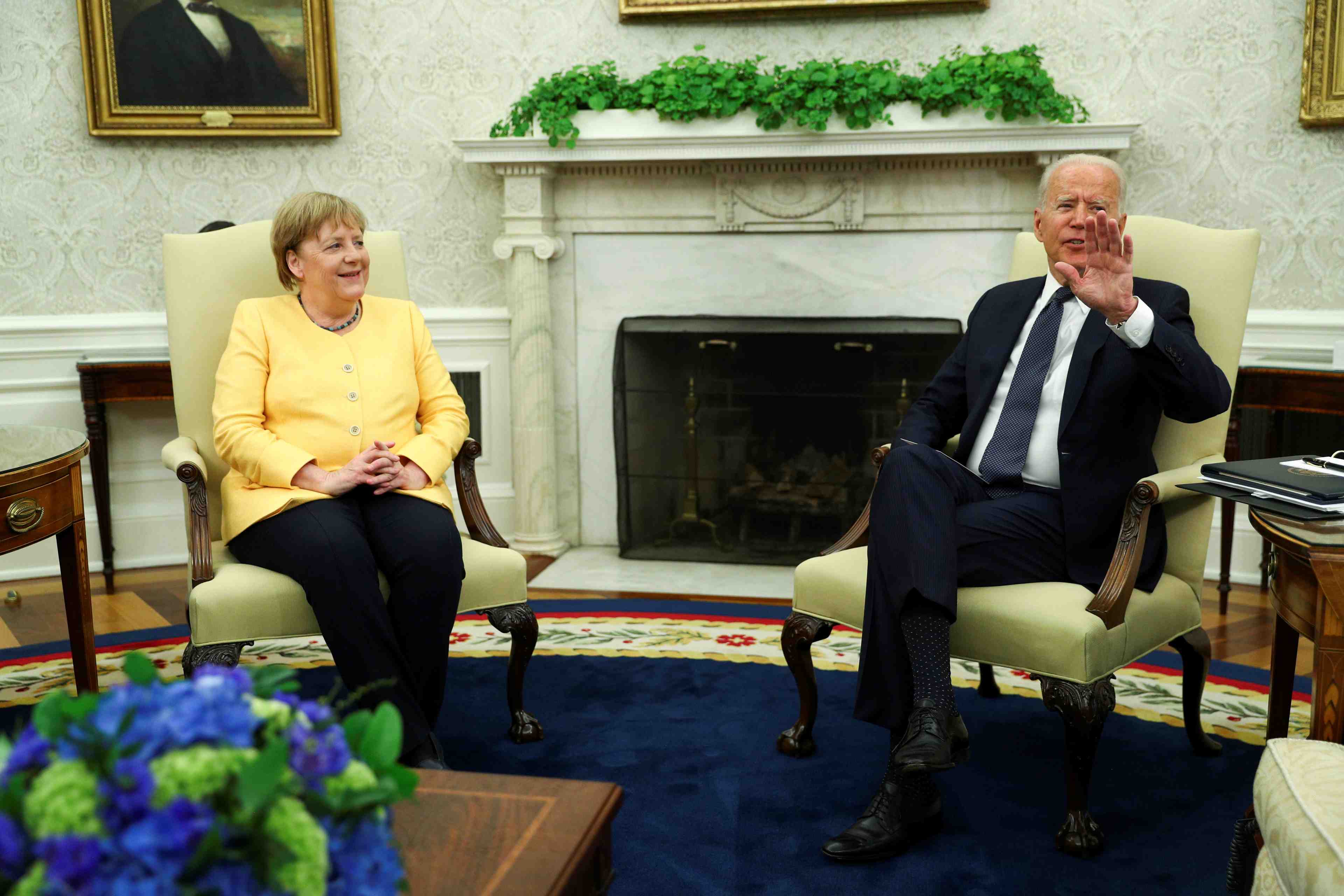 Biden et merkel promettent de restaurer les liens usa-allemagne