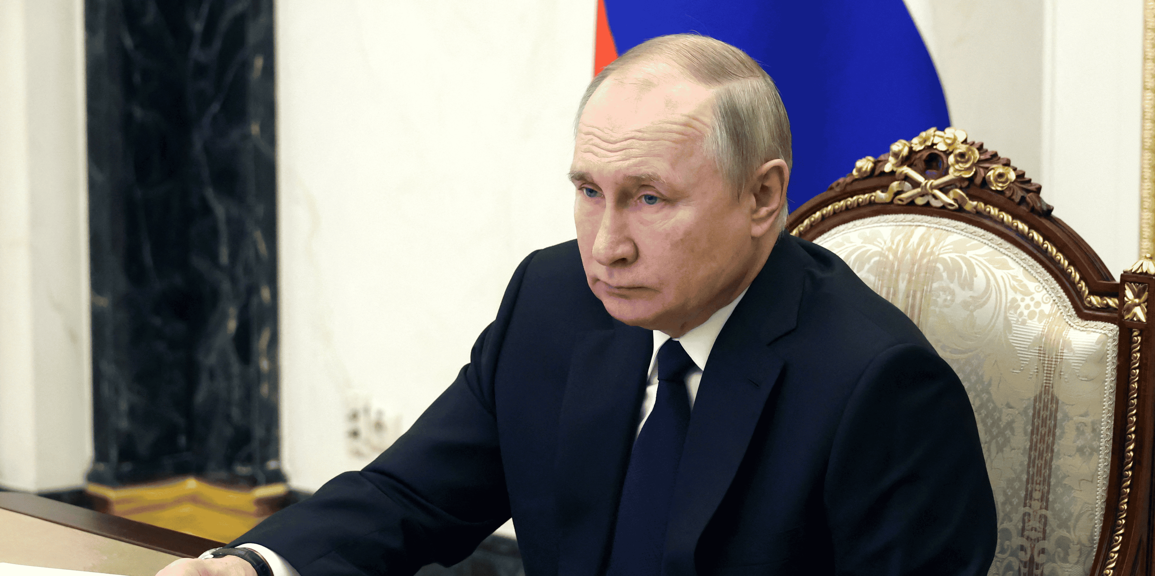 Le president russe poutine participe a une ceremonie via une liaison video a moscou