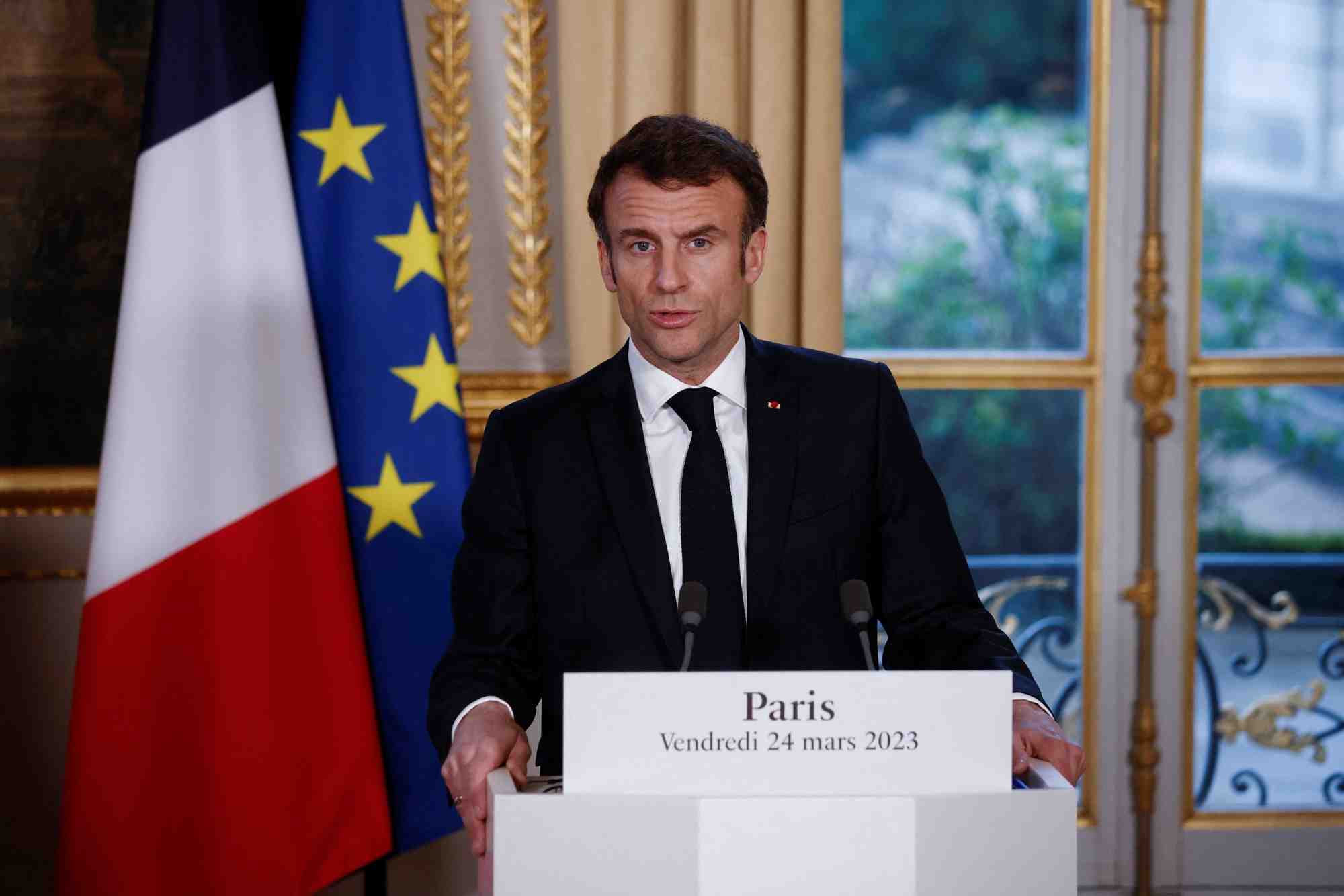 Le president emmanuel macron rencontre le president du costa rica chaves robles a paris