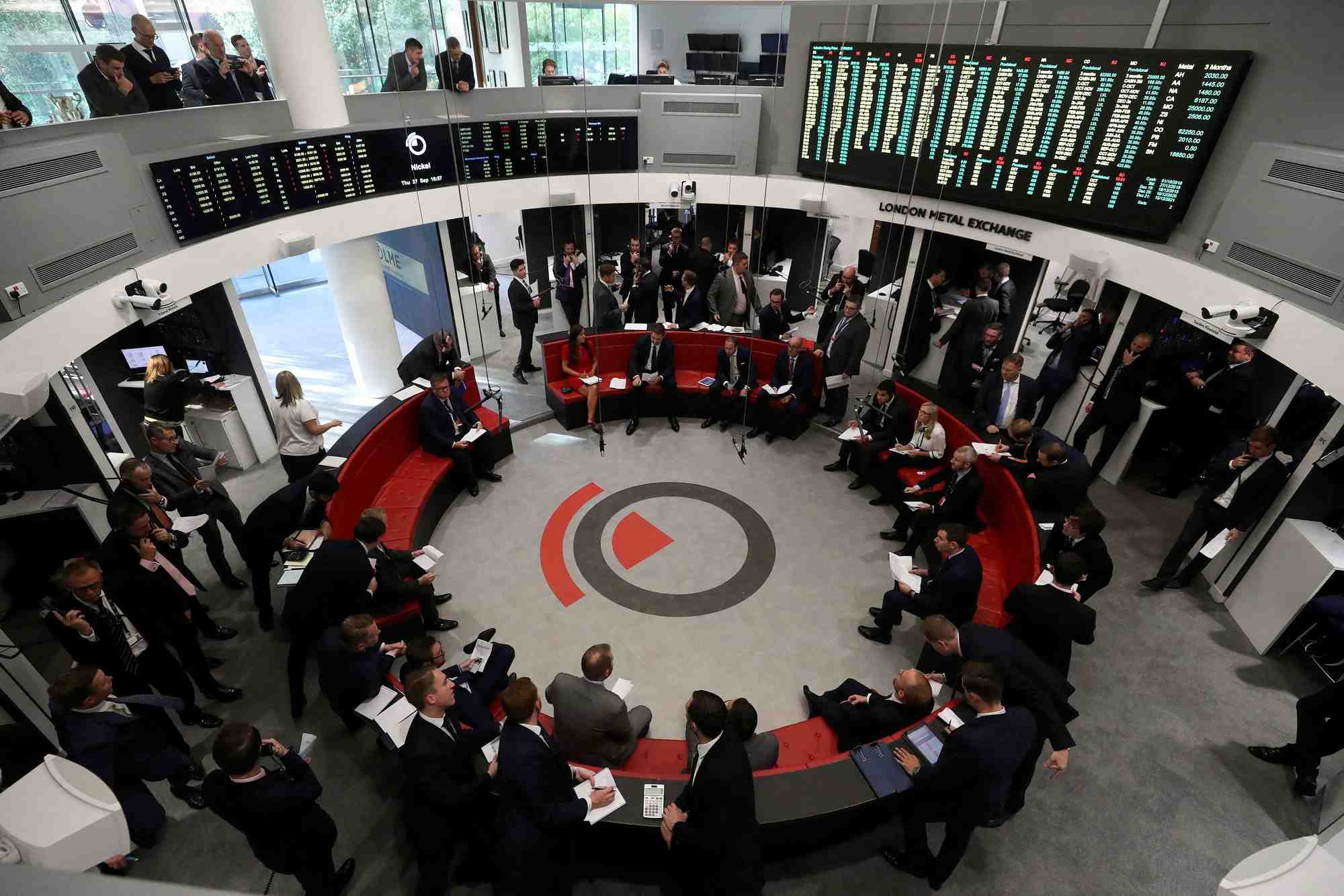 Les traders travaillent sur le parquet de la bourse des metaux de londres