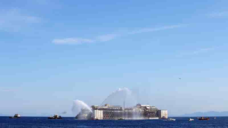 Le Costa Concordia entame son dernier voyage vers Gênes