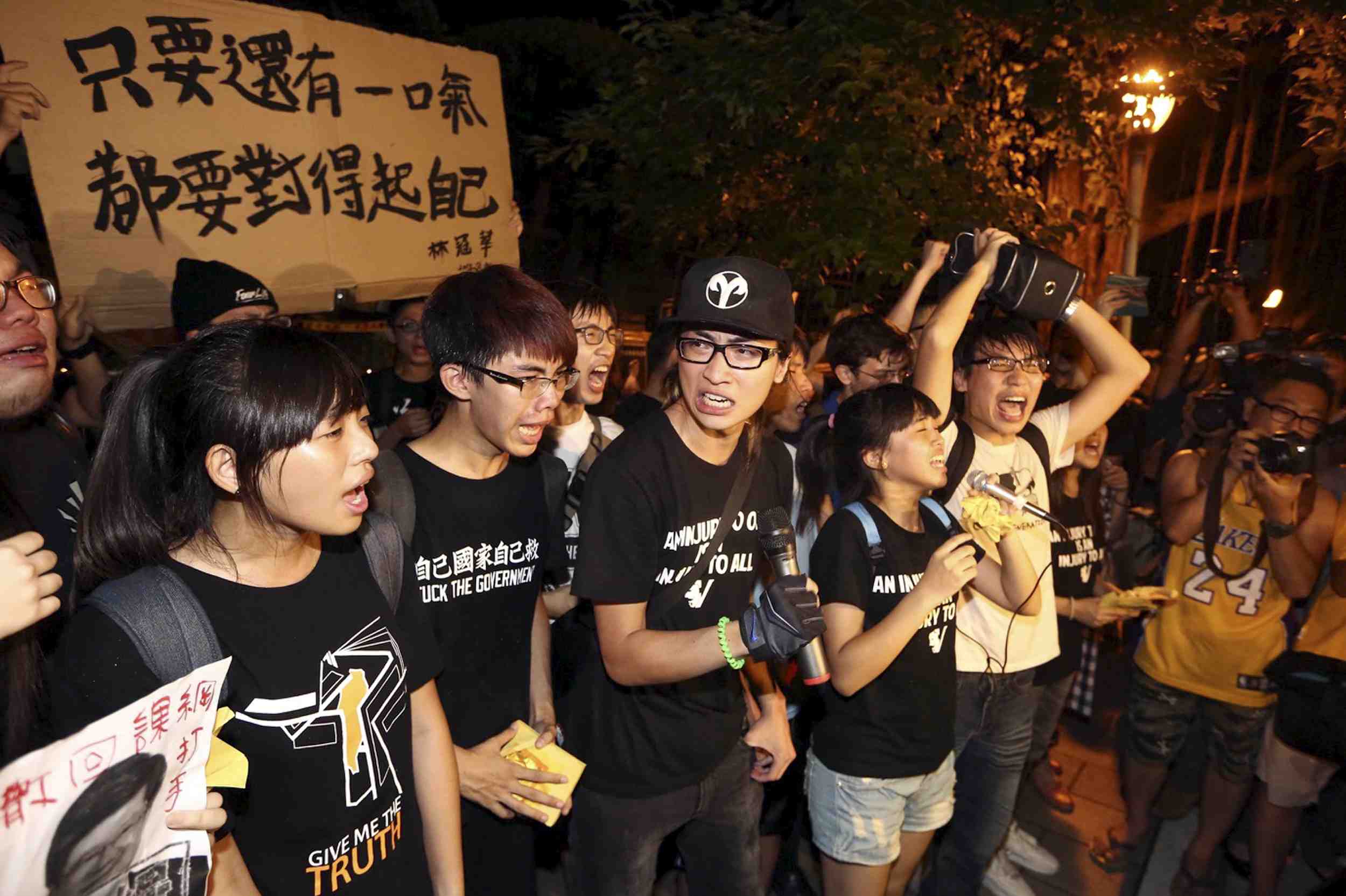 Des etudiants a taiwan occupent le ministere de l'education