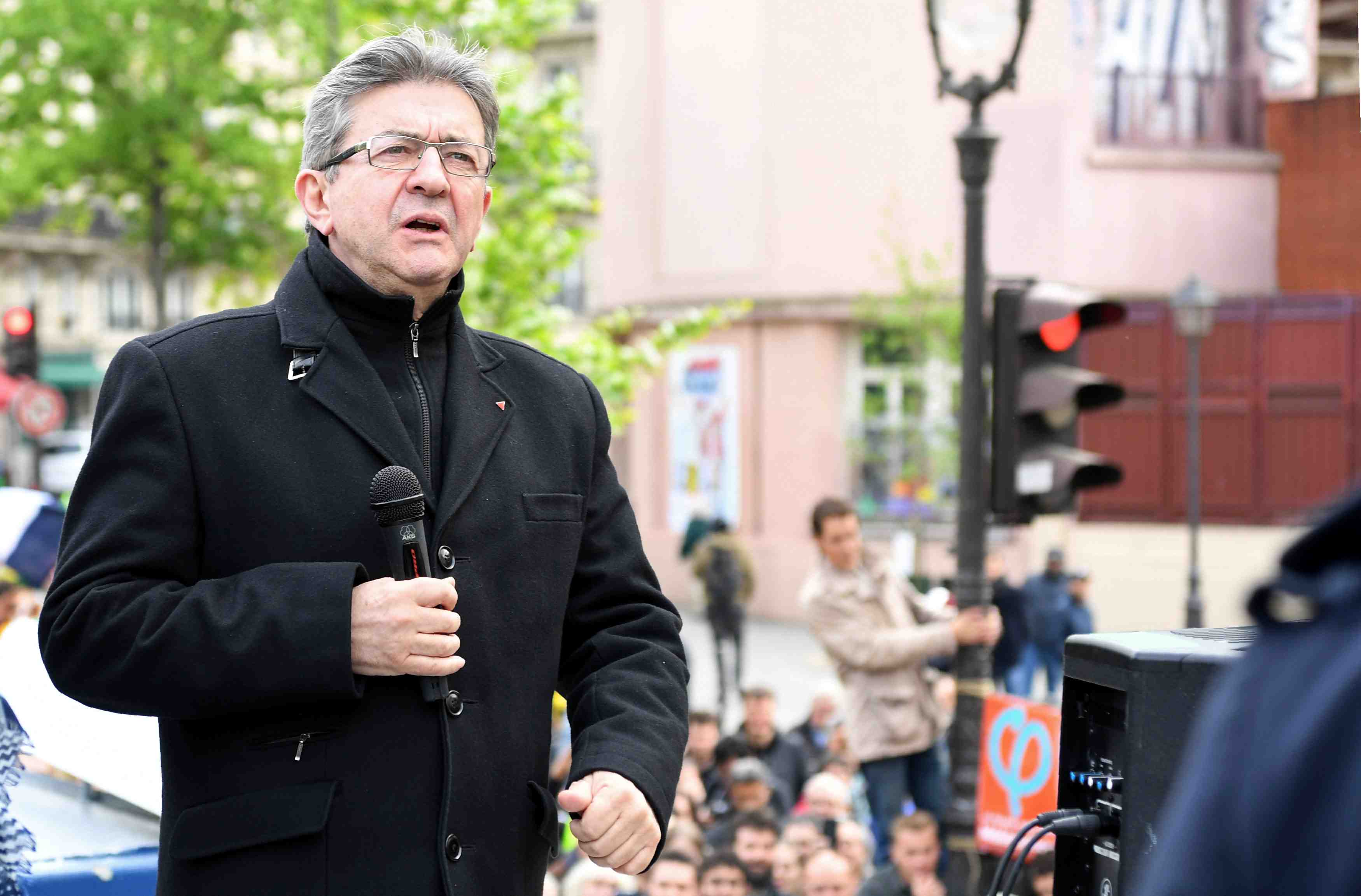 Melenchon met en garde ses electeurs contre un vote fn