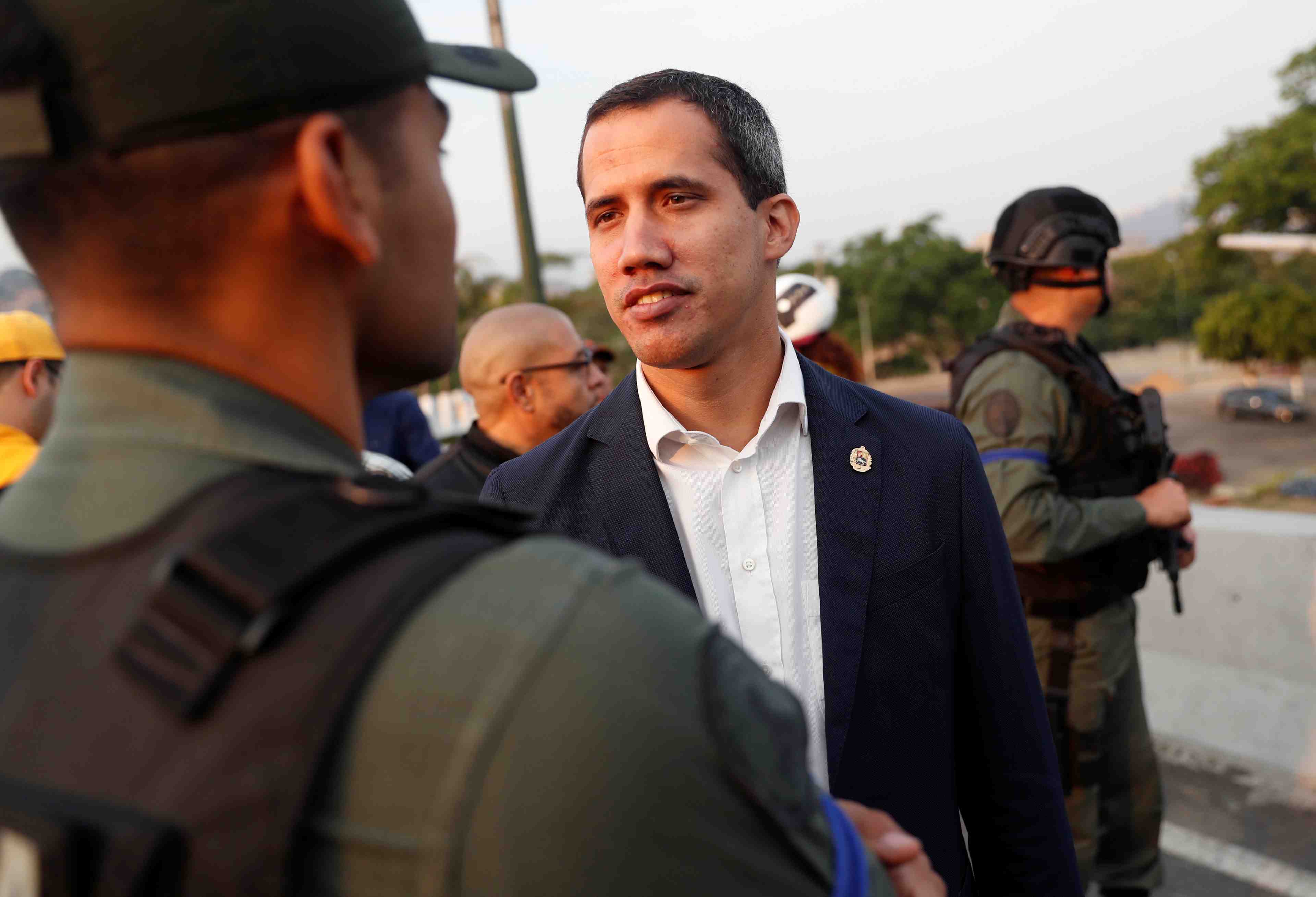 Gaz lacrymogenes tires sur guaido a caracas