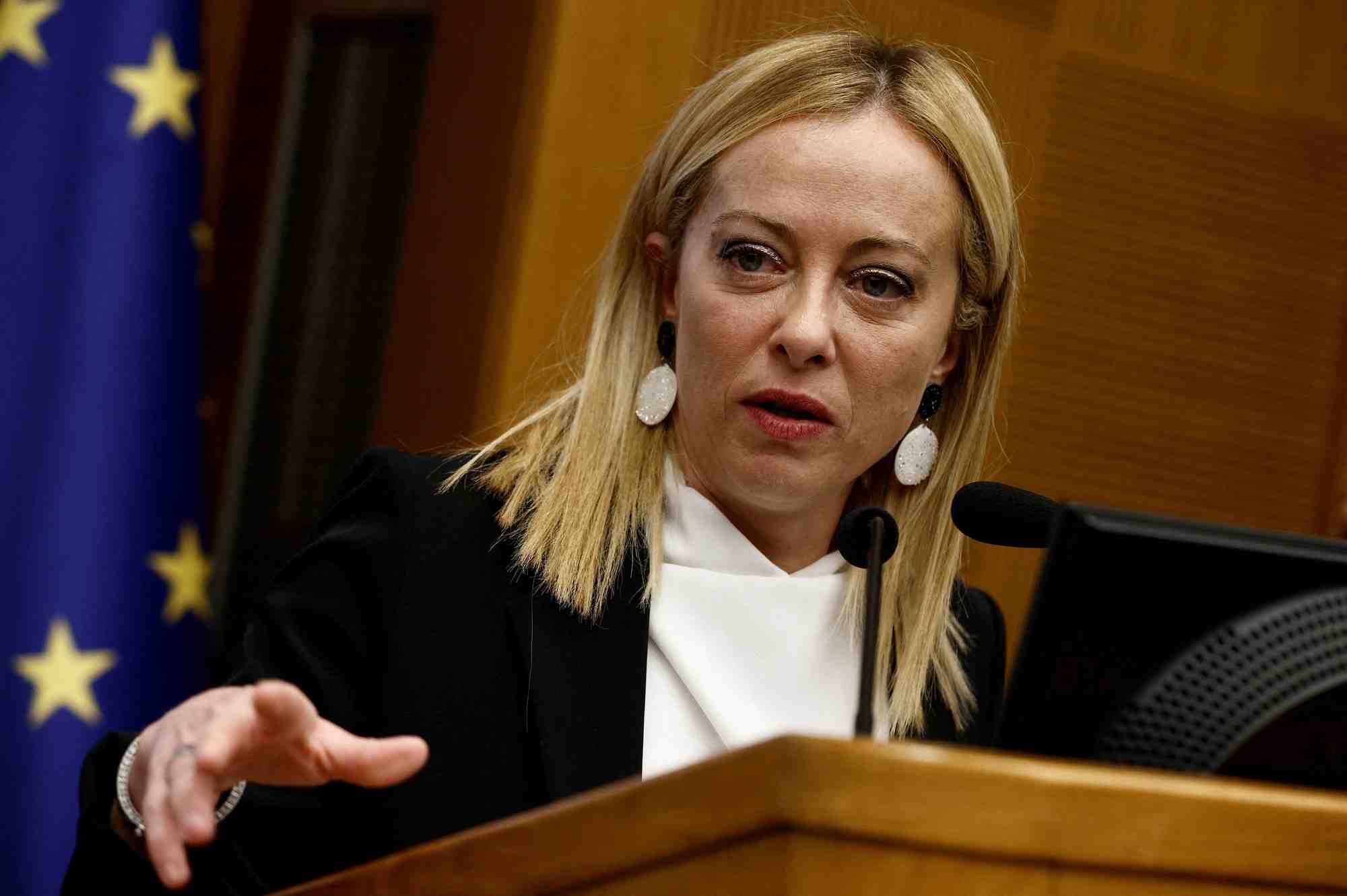 La presidente du conseil italien, giorgia meloni, lors d'une reunion avec les deputes de son parti