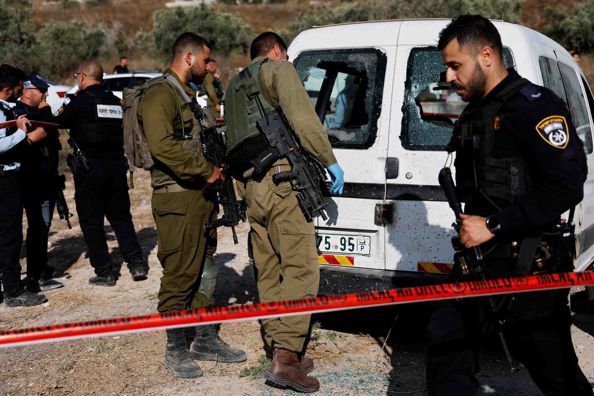 Des soldats israeliens inspectent la scene d'une fusillade pres de naplouse