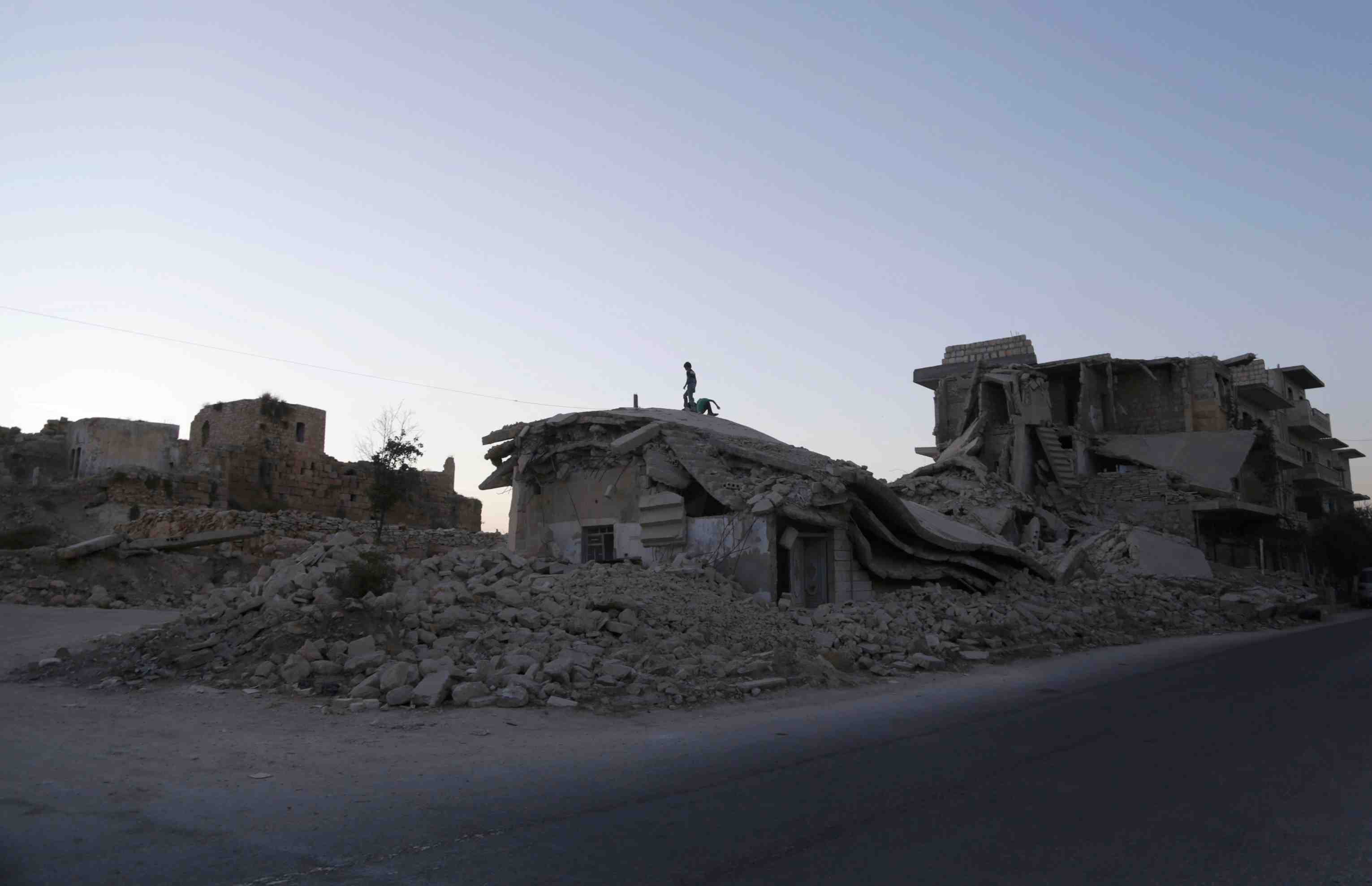 Syrie: nouvel afflux de deplaces a la frontiere turque