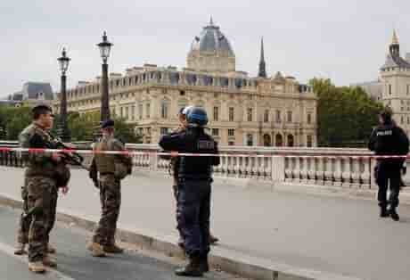 Cinq arrestations apres l'attaque a la prefecture de police de paris
