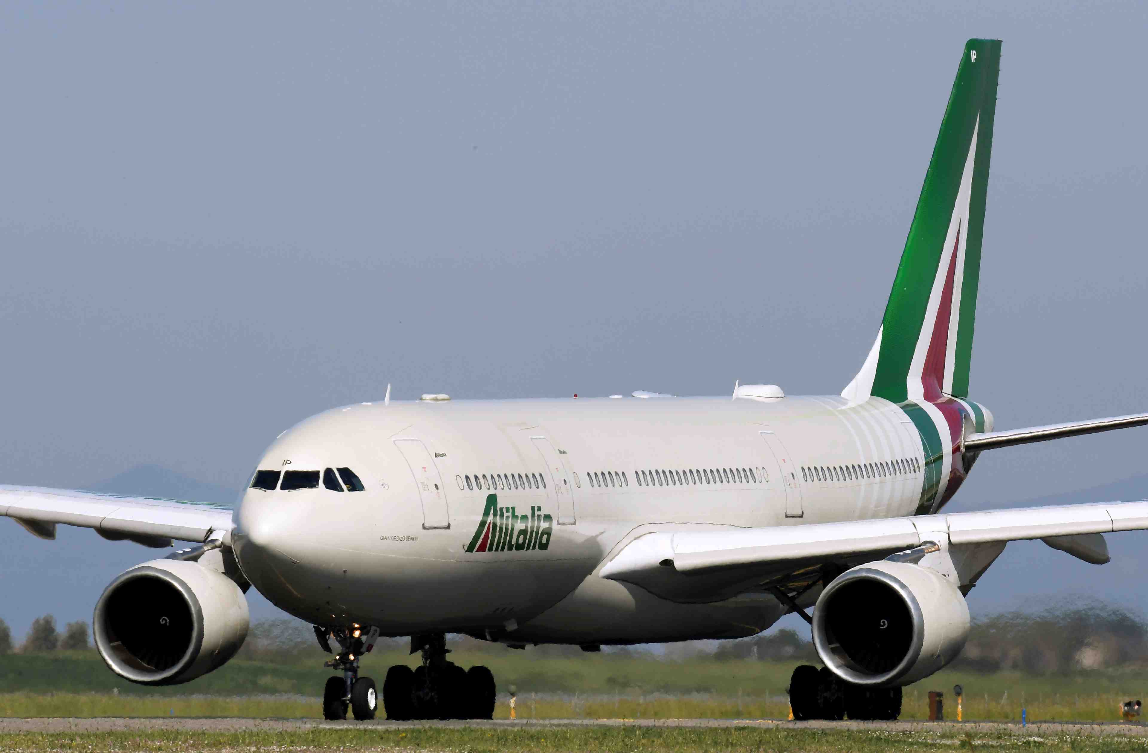 Coronavirus: rome s'apprete a prendre le controle d'alitalia, rapporte il messaggero
