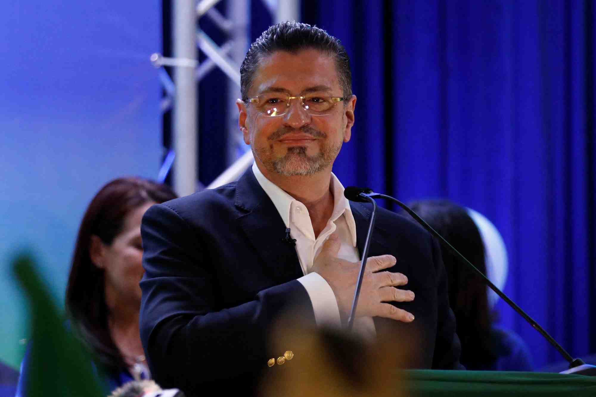 Costa rica: un economiste "anti-establishment" elu a la presidence
