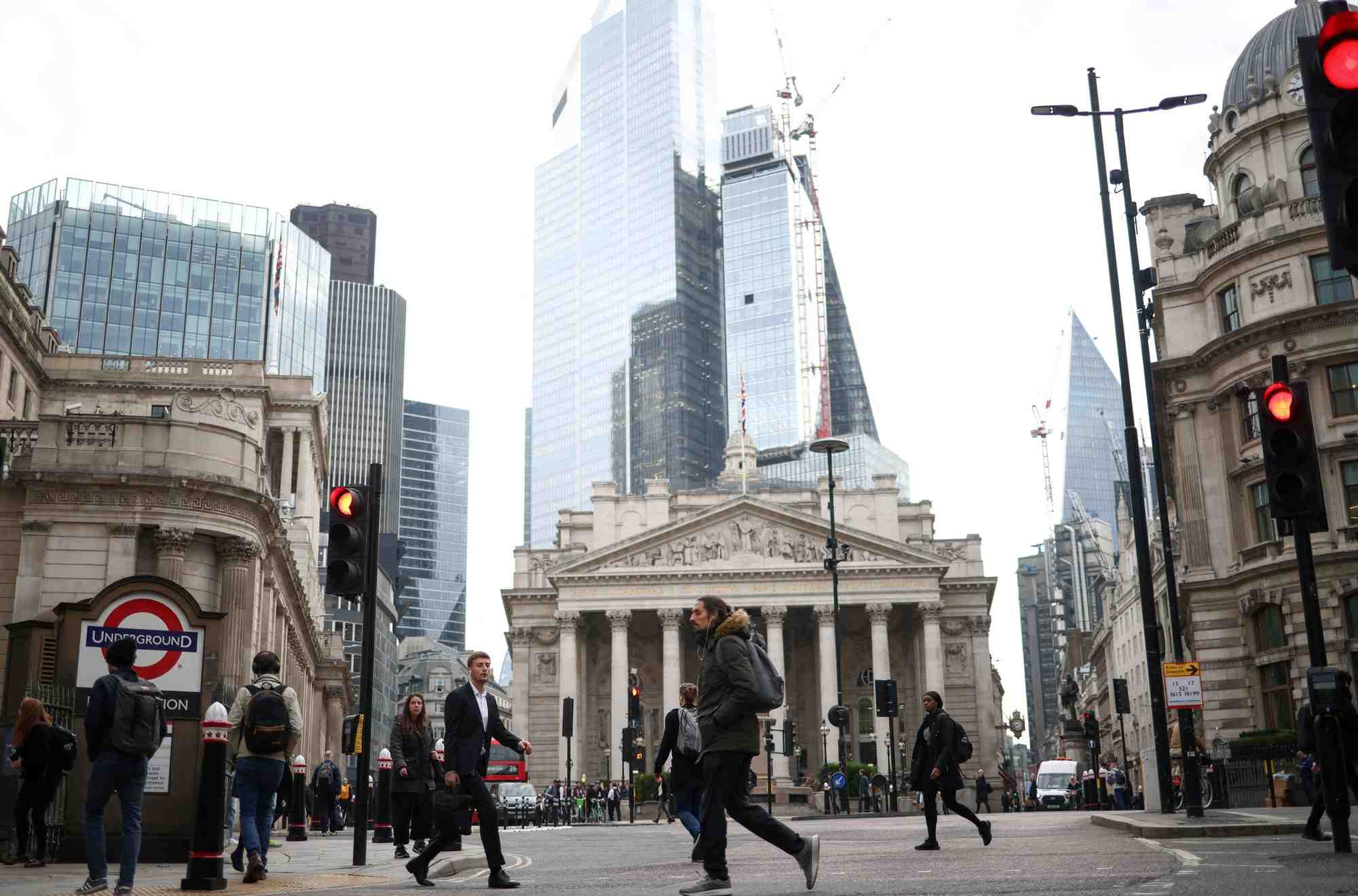 Photo d'archives des gens qui marchent dans le quartier des affaires et de la finance a londres