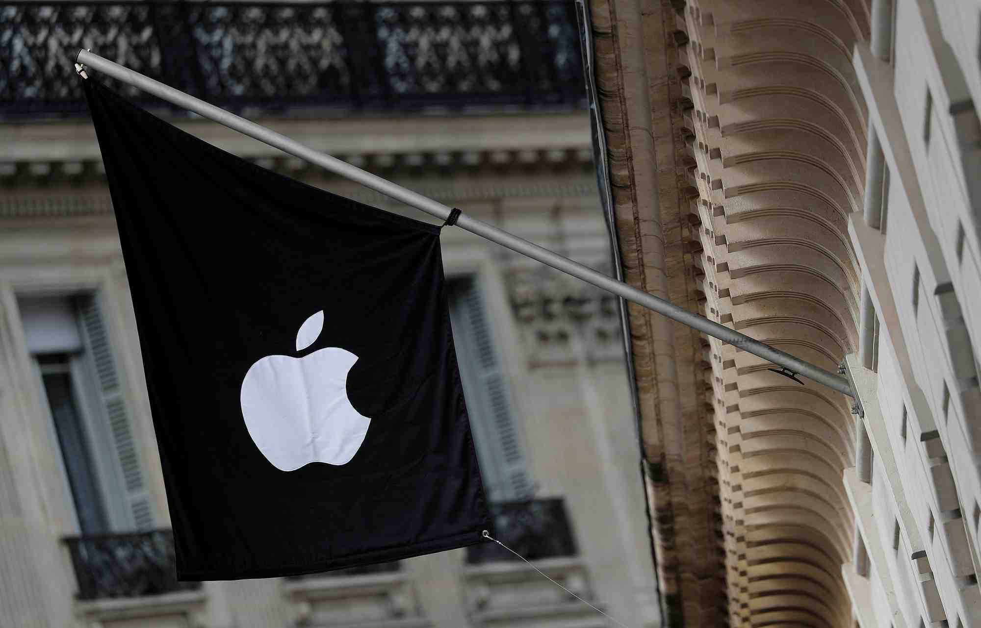 Le lancement d'un modèle plus accessible que l'iPhone 16 vise à stimuler les ventes du smartphone d'Apple, qui ont légèrement reculé au dernier trimestre 2024.