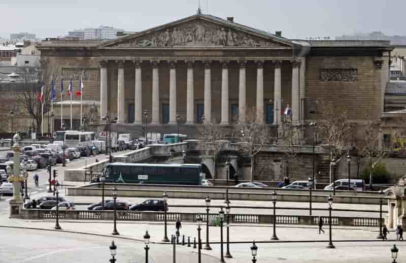 Le debat sur la "reserve" des deputes rebondit