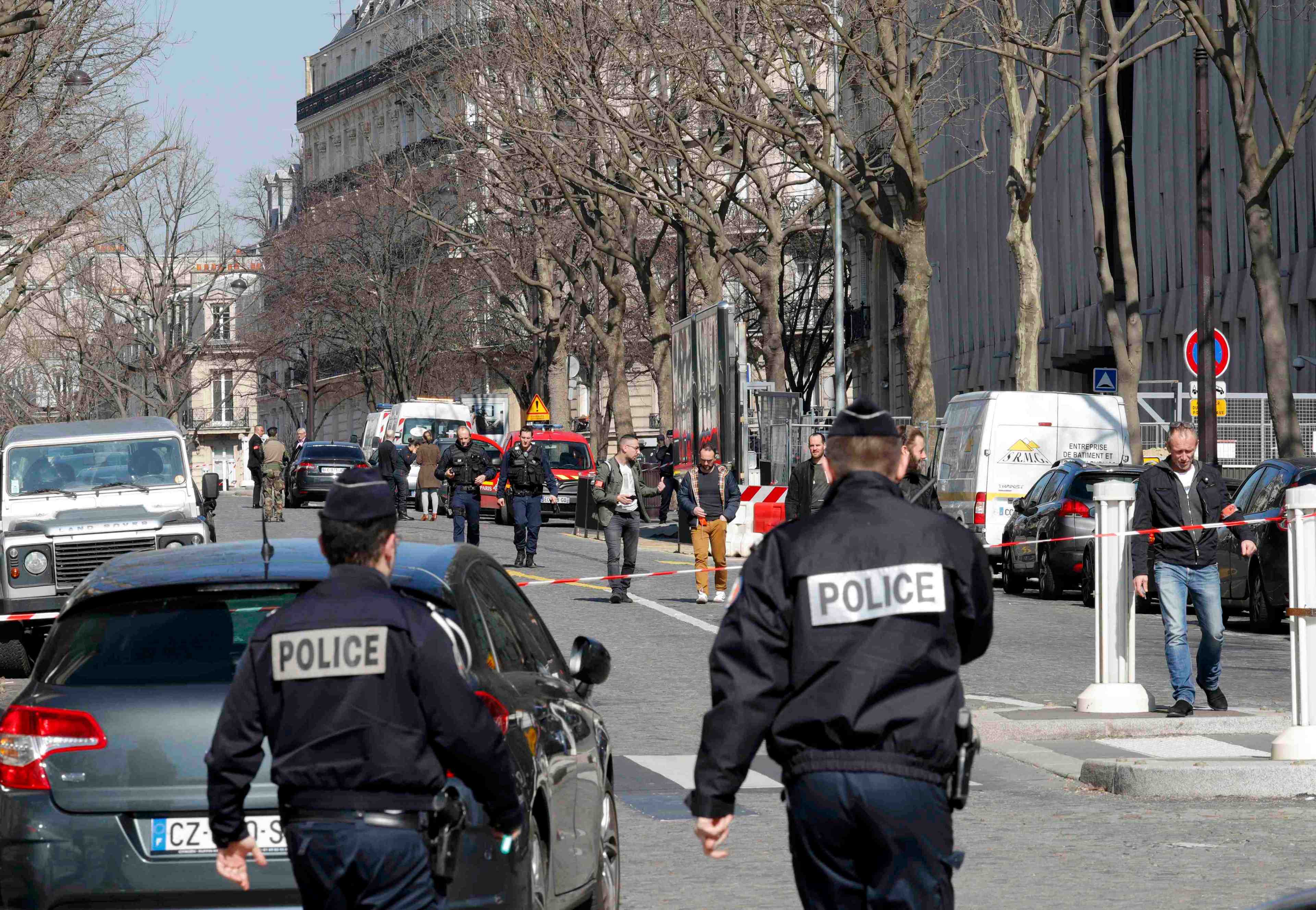 Explosion d'une enveloppe piegee au fmi a paris