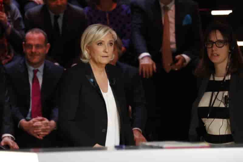 Le pen devance macron et fillon, selon un sondage opinionway