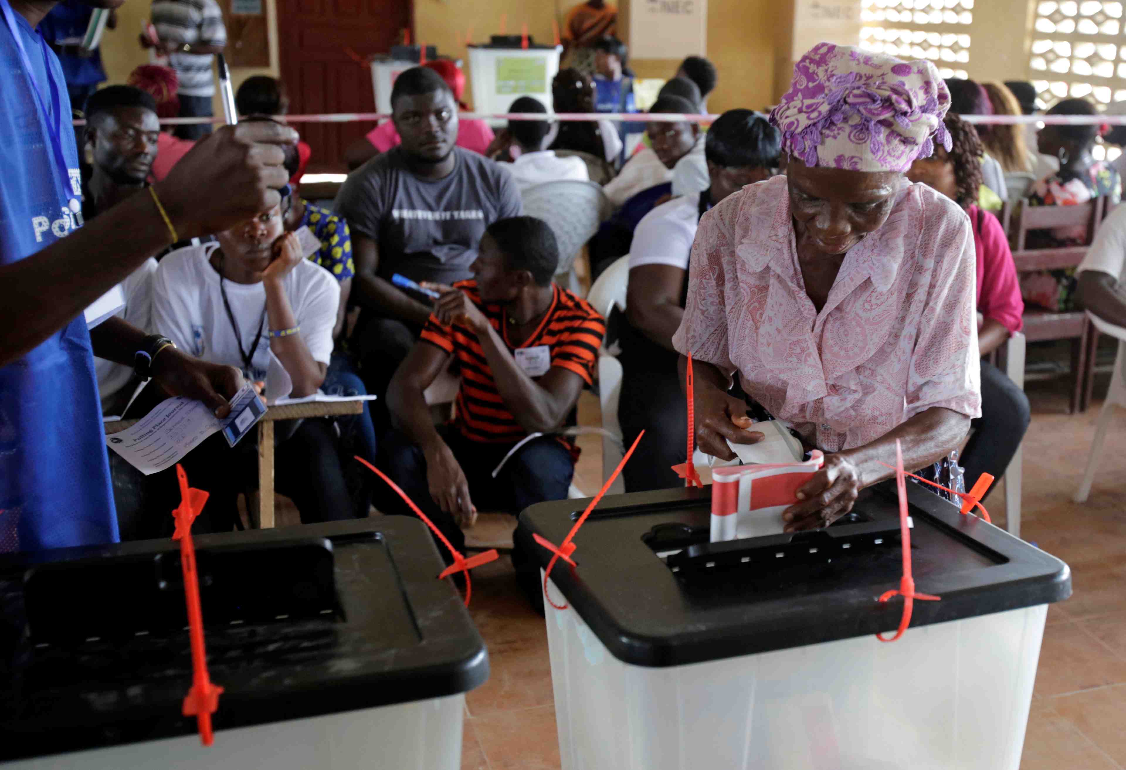 Les liberiens elisent le successeur a johnson sirleaf