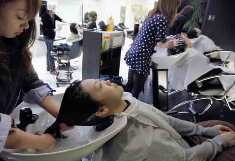Japon: leger ralentissement du secteur des services en septembre, selon l'indice pmi