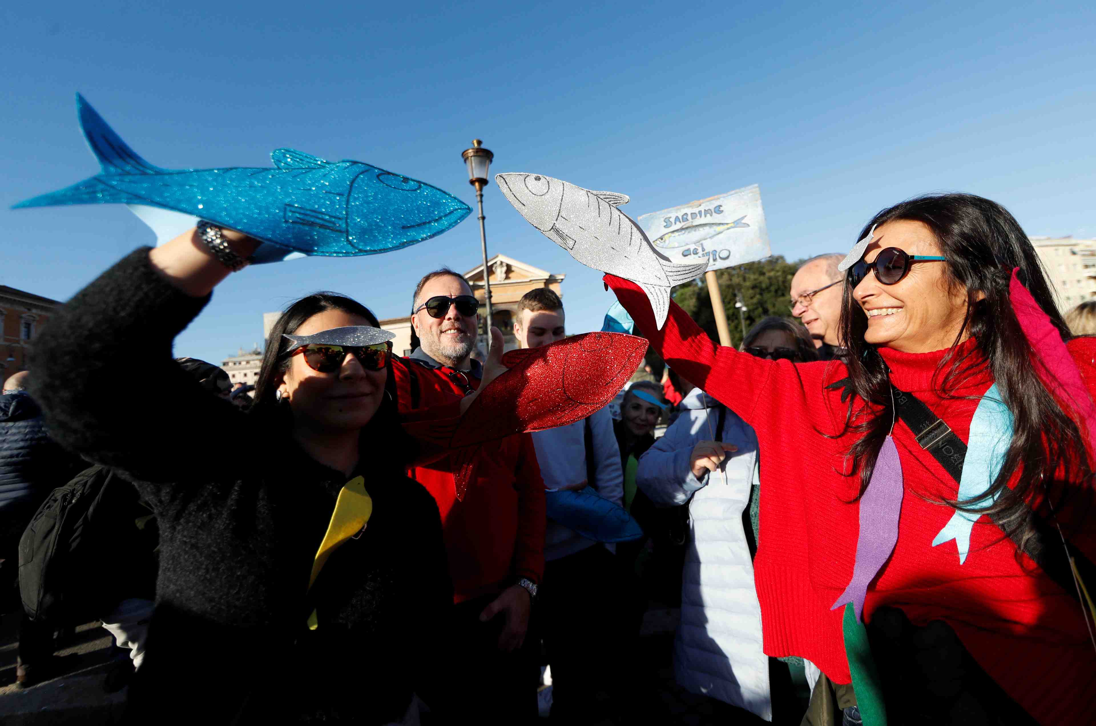 Italie: des milliers de "sardines" defilent contre salvini