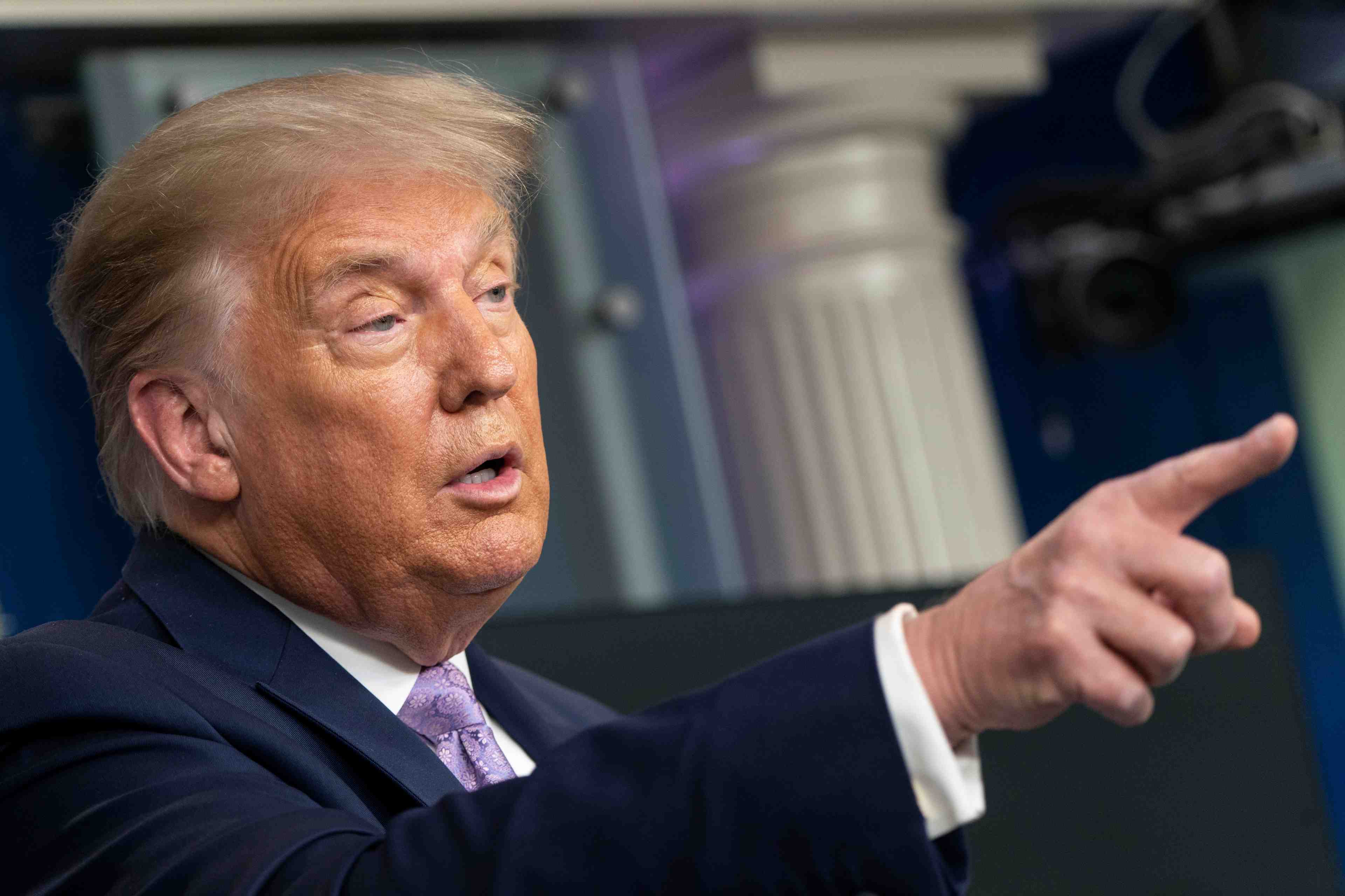 Facebook, twitter et youtube retirent des contenus de trump pour "desinformation" sur le coronavirus