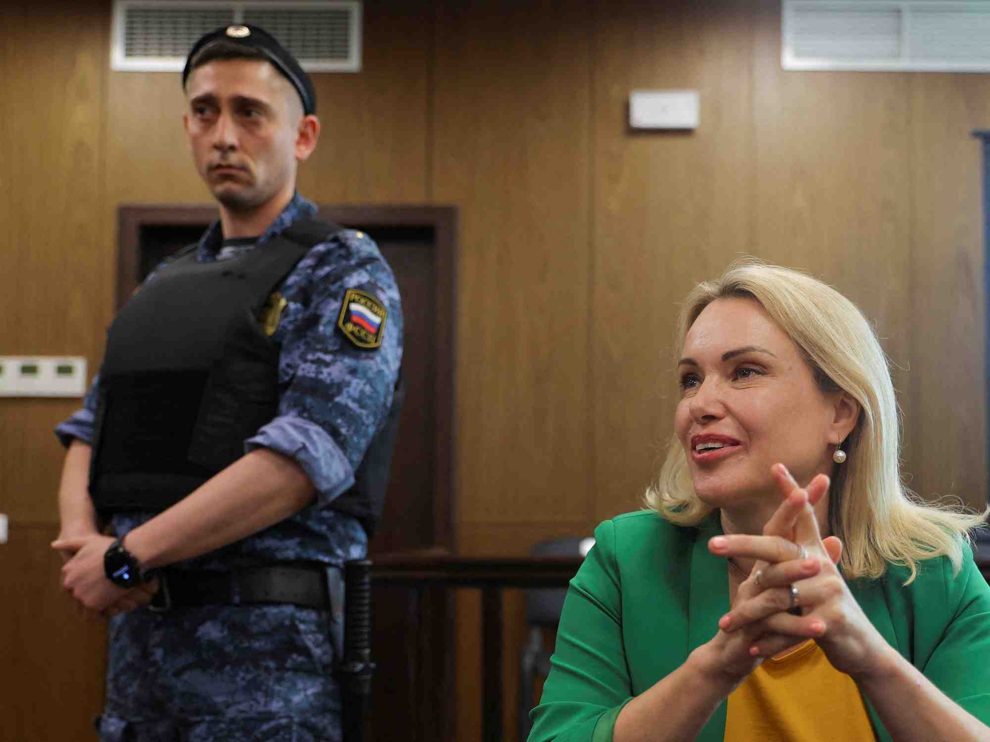 La journaliste russe anti-guerre marina ovsiannikova assignee a residence
