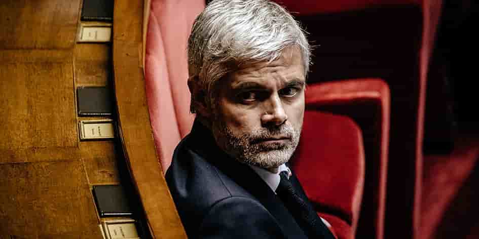Le président du groupe parlementaire de la Droite Républicaine, Laurent Wauquiez, s'exprime après une séance de questions à l'Assemblée nationale française et lors d'une discussion pour le vote de la motion de censure.