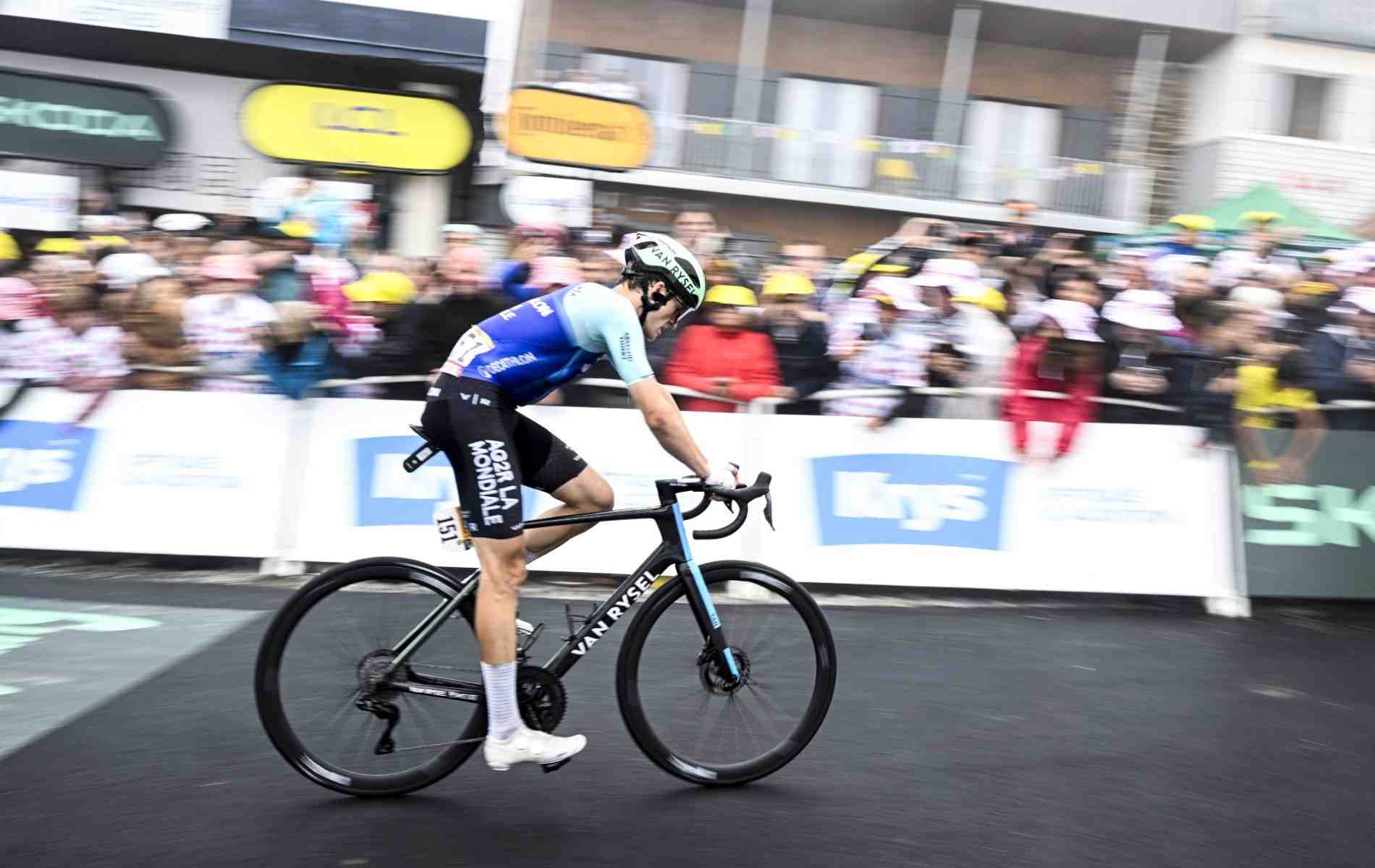L'autrichien Felix Gall, de l'équipe Décathlon AG2R La Mondiale, franchit la ligne d'arrivée de l'étape 14 du Tour de France le 19 juillet 2025.