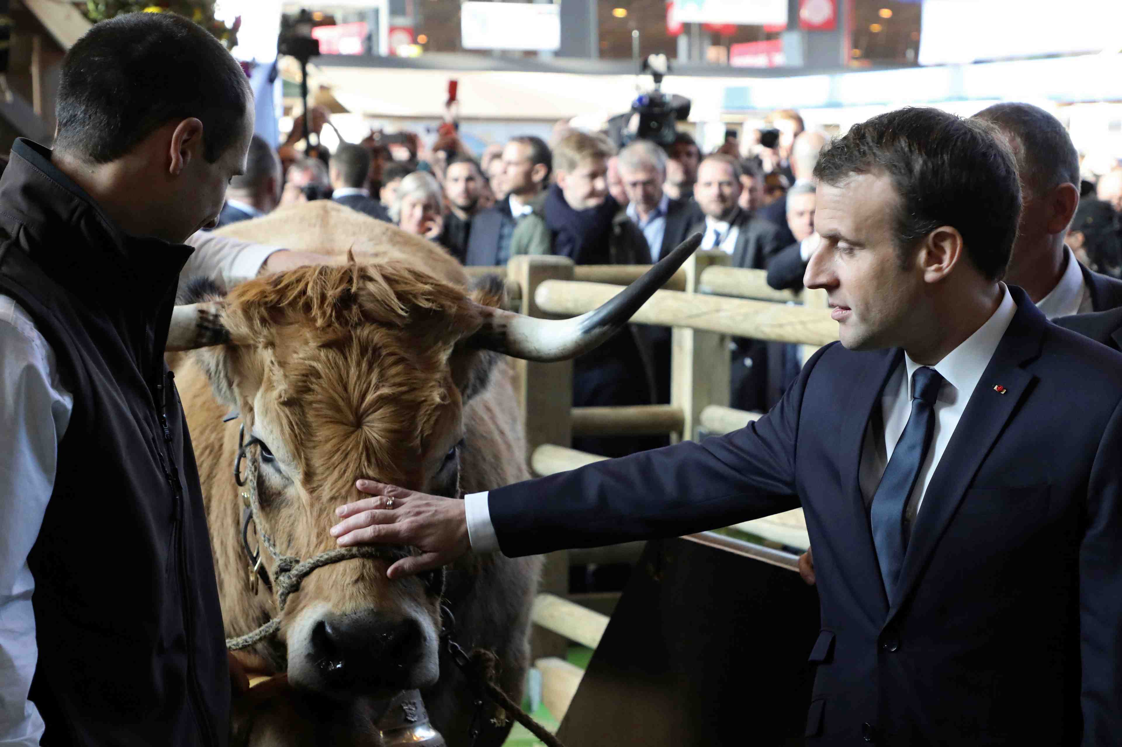 Macron aupres d'agriculteurs toujours en attente du "revenu juste"