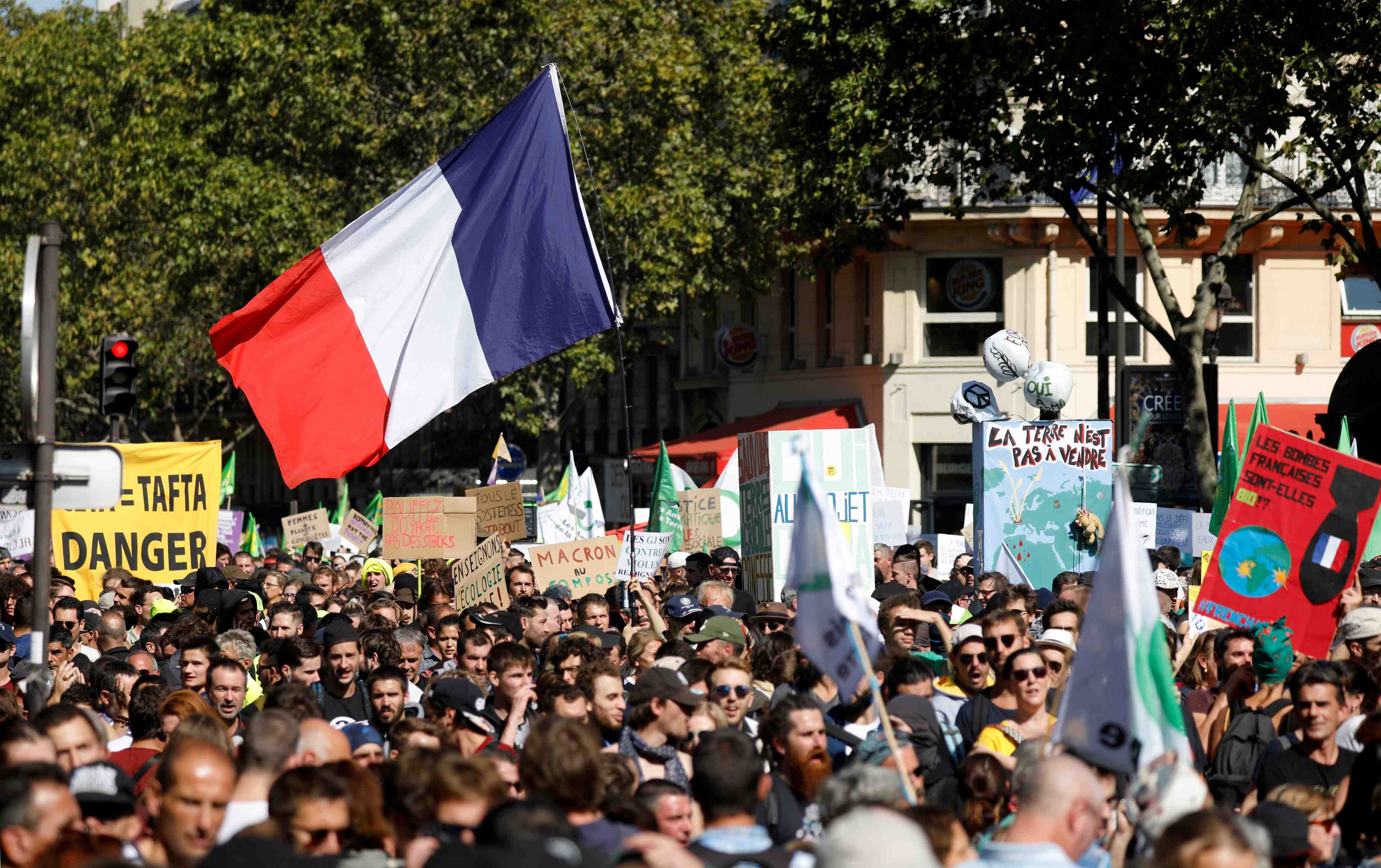 Debordements de "black blocs" dans la marche de paris pour le climat