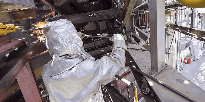Coulée de déchets d'amiante mis en fusion par la torche à plasma à Inertam, filiale d'Europlasma.