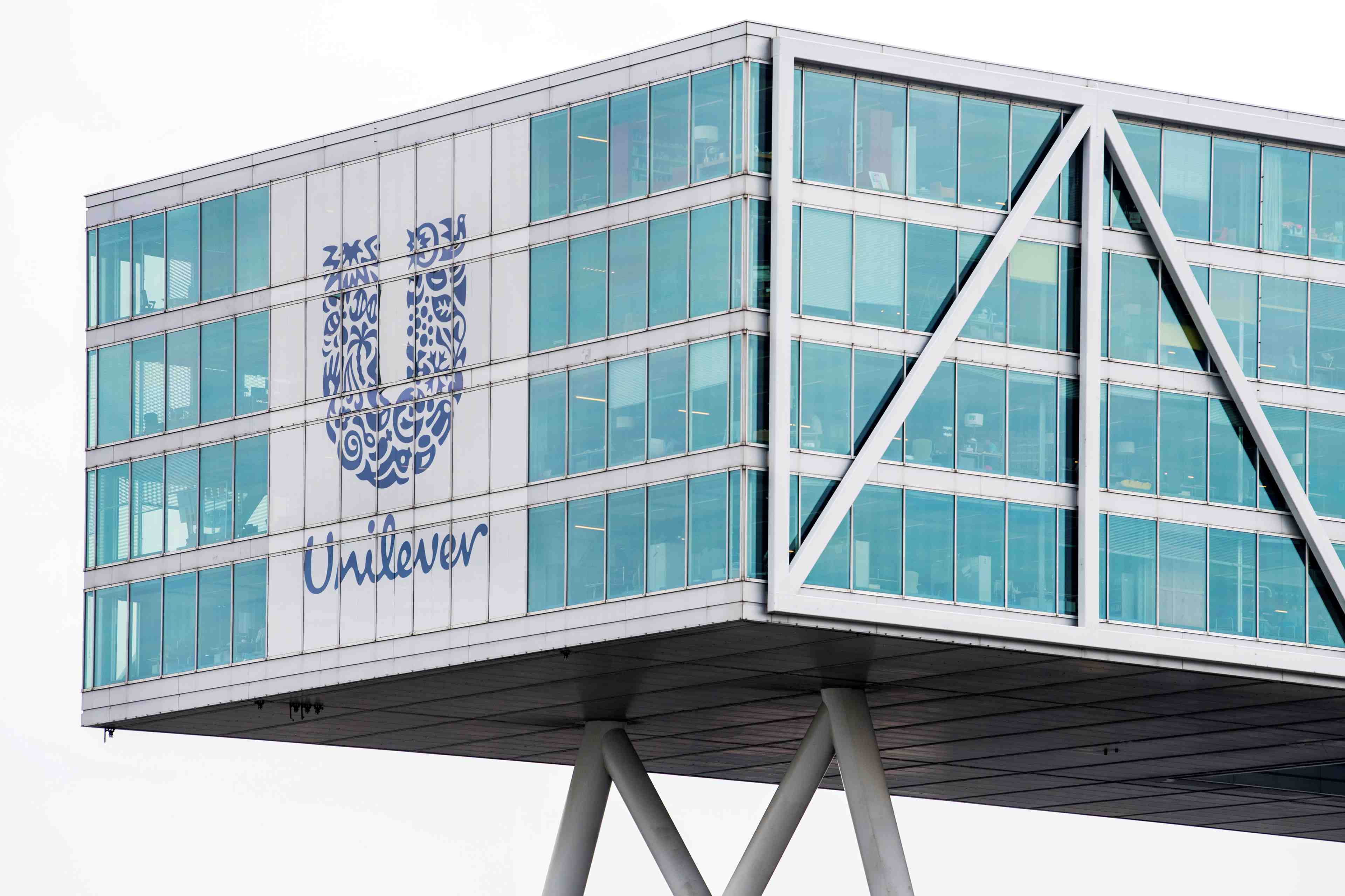 Unilever annonce une progression de ses ventes, reflechit a lipton