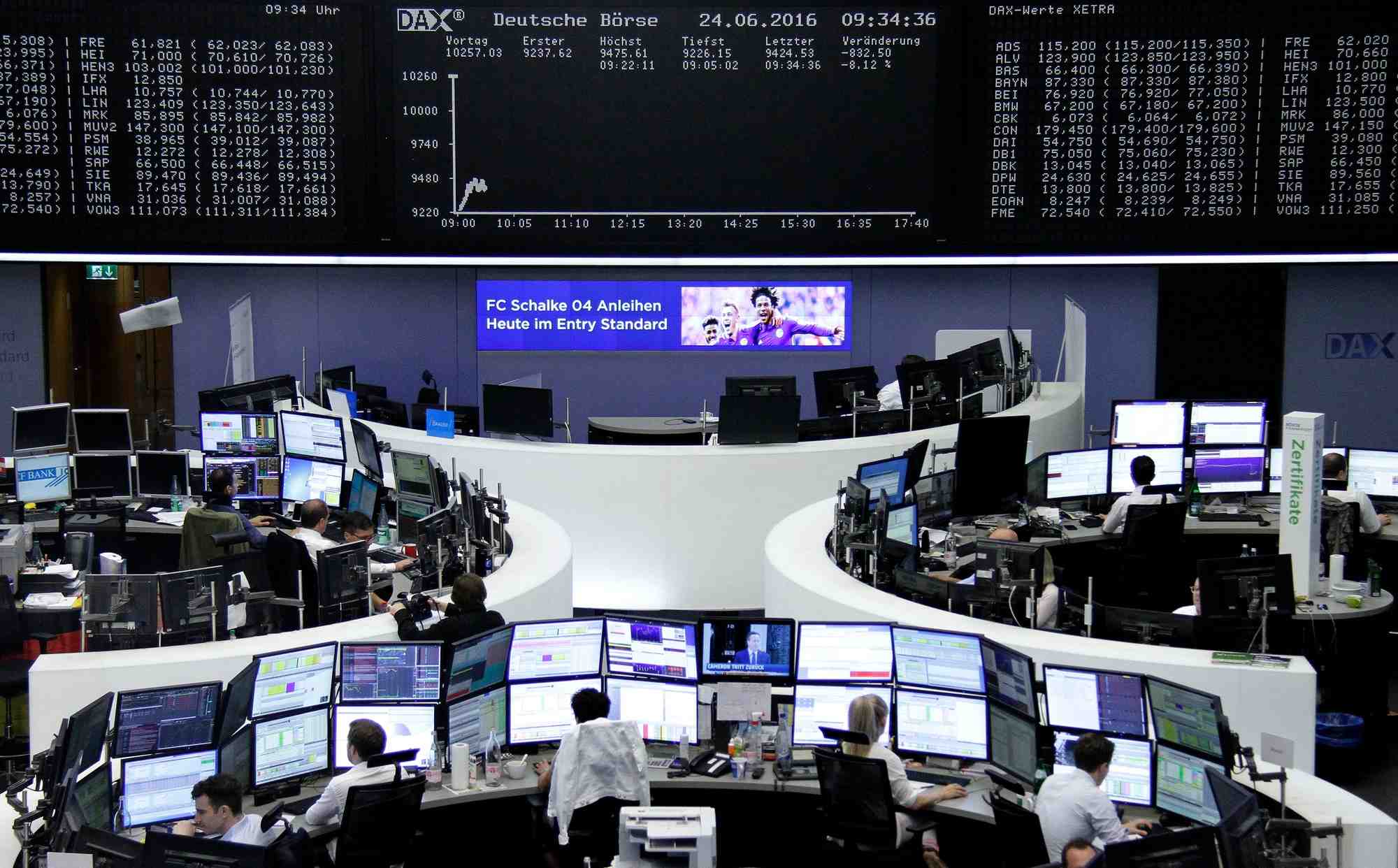 Photo des traders travaillant a leur bureau devant l'indice boursier allemand