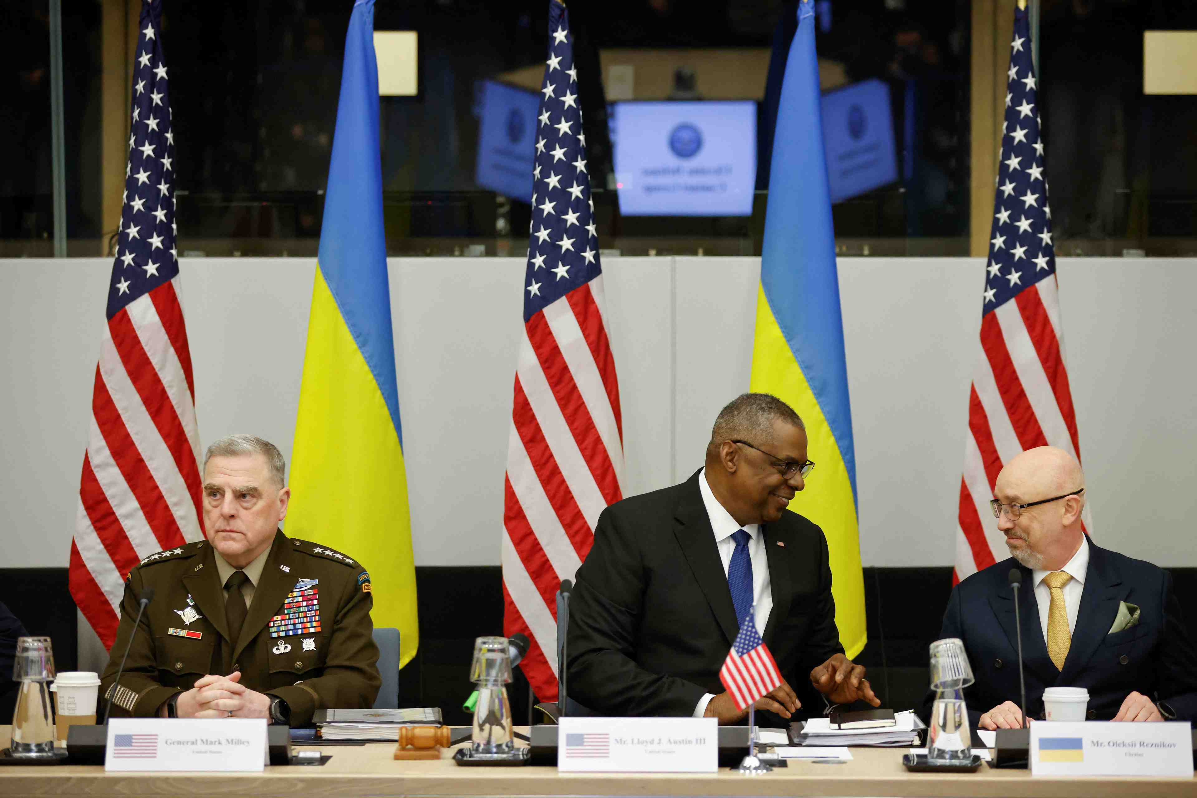 Photo du chef d'etat-major de l'armee americain, le general mark milley, le secretaire americain a la defense lloyd austin, et le ministre ukrainien de la defense oleksi reznikov lors d'une reunion des ministres de la defense de l'otan au siege de l'alliance a bruxelles