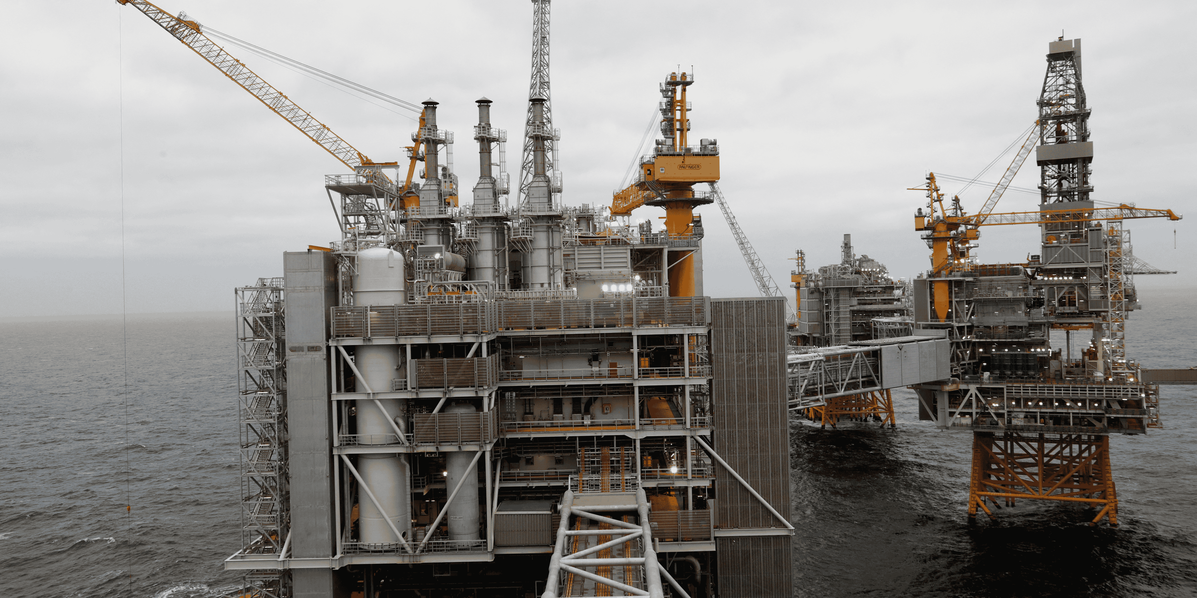 Vue de plateformes offshore du champ petrolier de la compagnie equinor en mer du nord