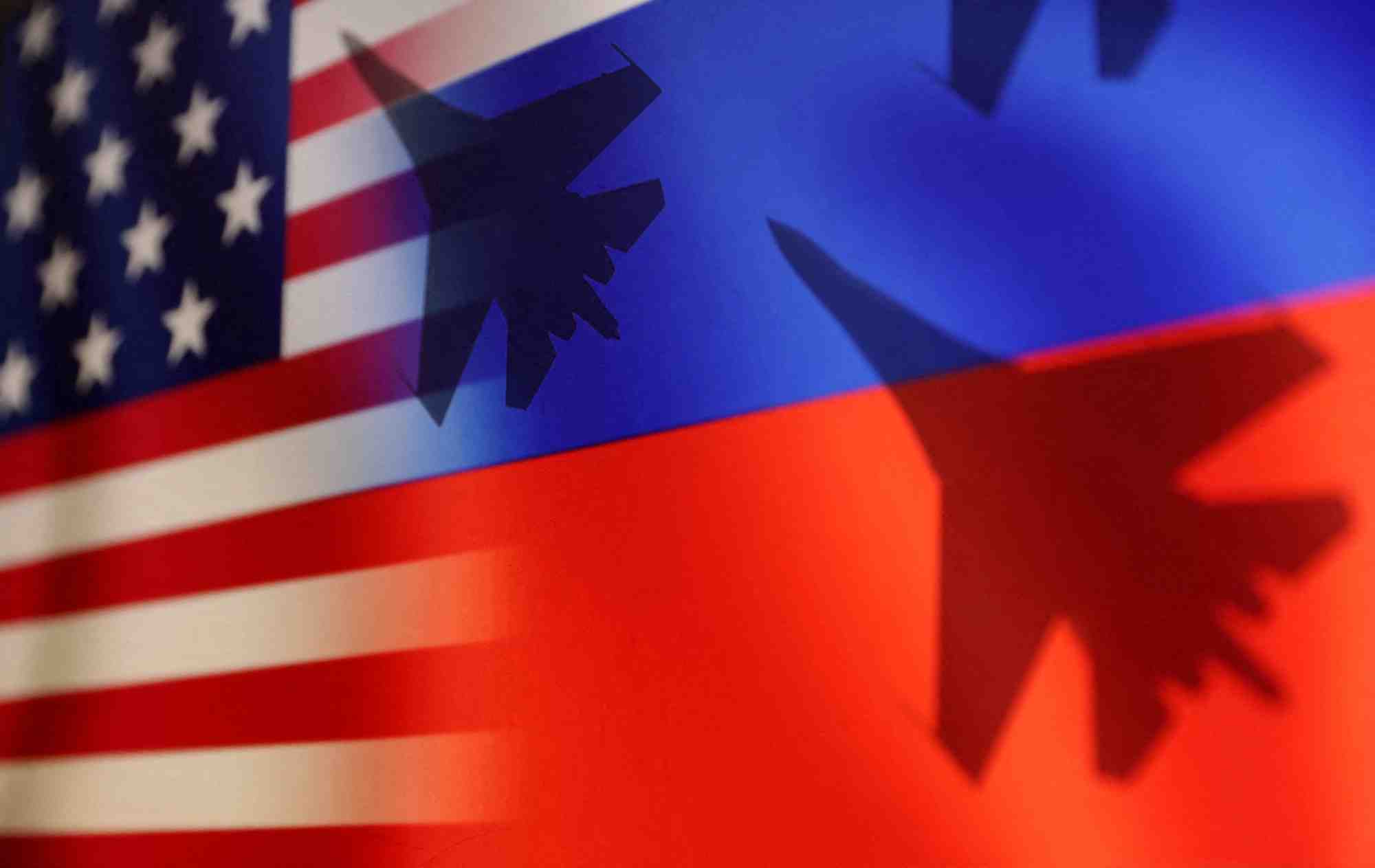 Une illustration des drapeaux americains et russes