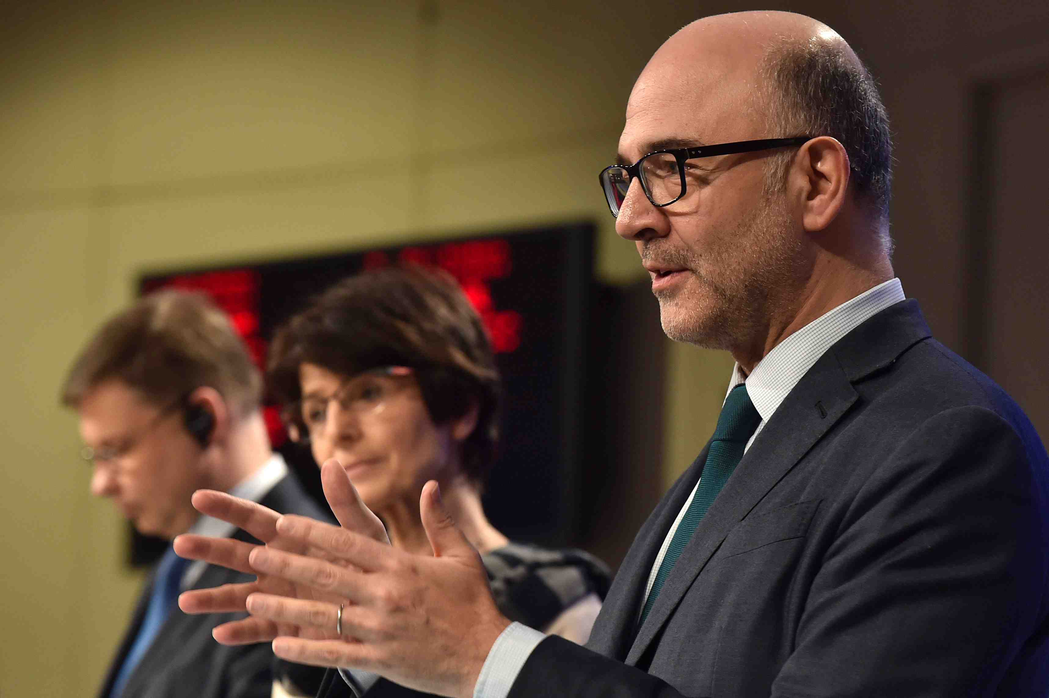 L'ue veut eviter l'escalade mais prepare la riposte a trump, declare moscovici