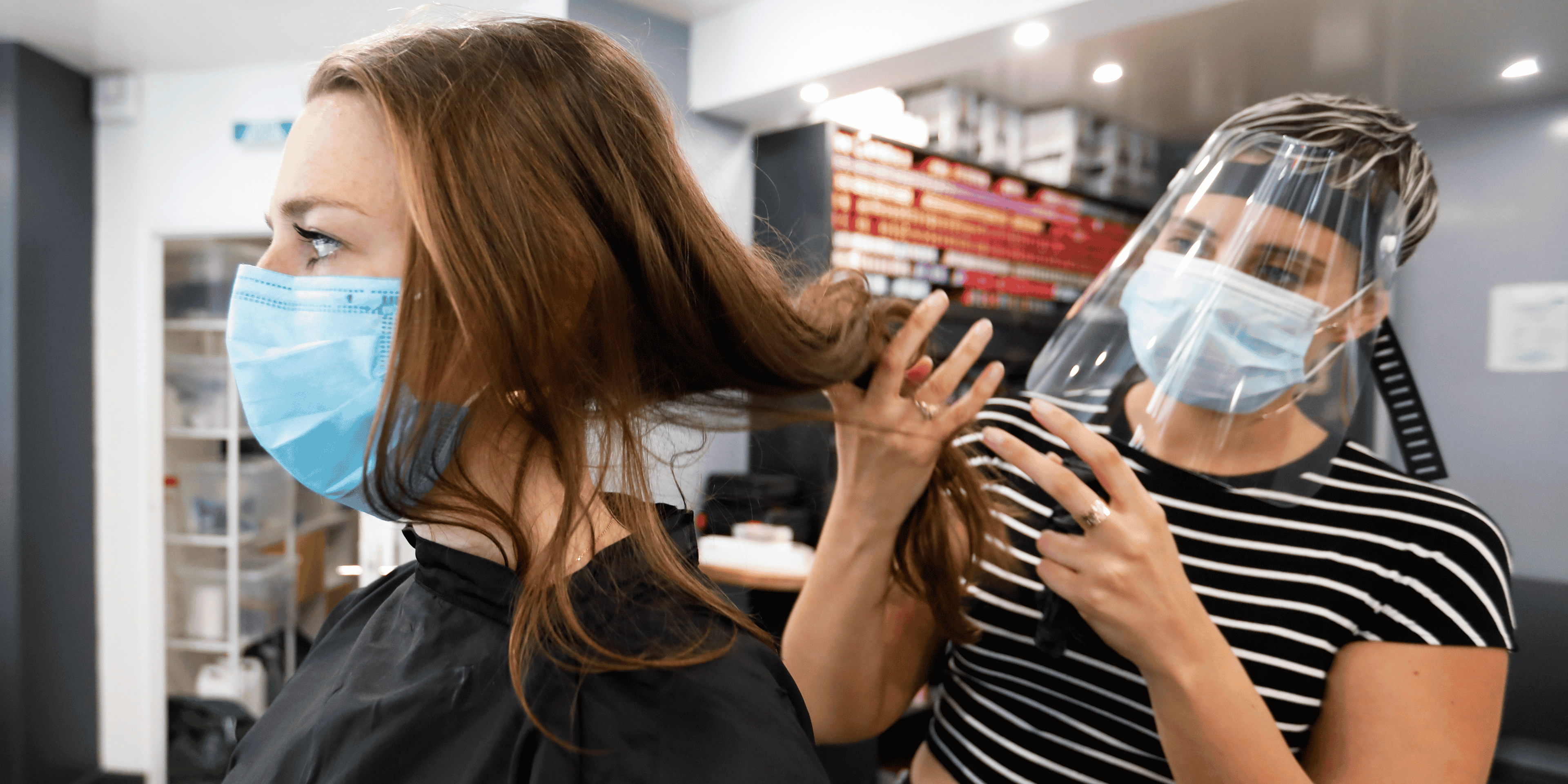 Les coiffeurs testent les nouvelles mesures anti-coronavirus avant la réouverture des salons, le 9 mai 2020