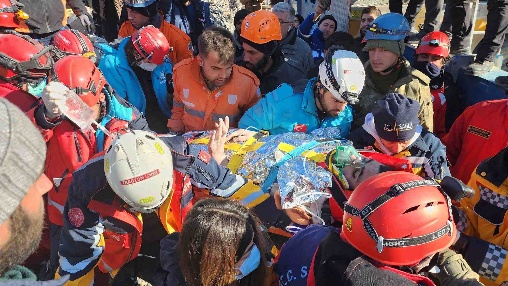 Turquie ? Photo de muhammed cafer cetin, un survivant du tremblement de terre de 18 ans, sauve des decombres d'un batiment
