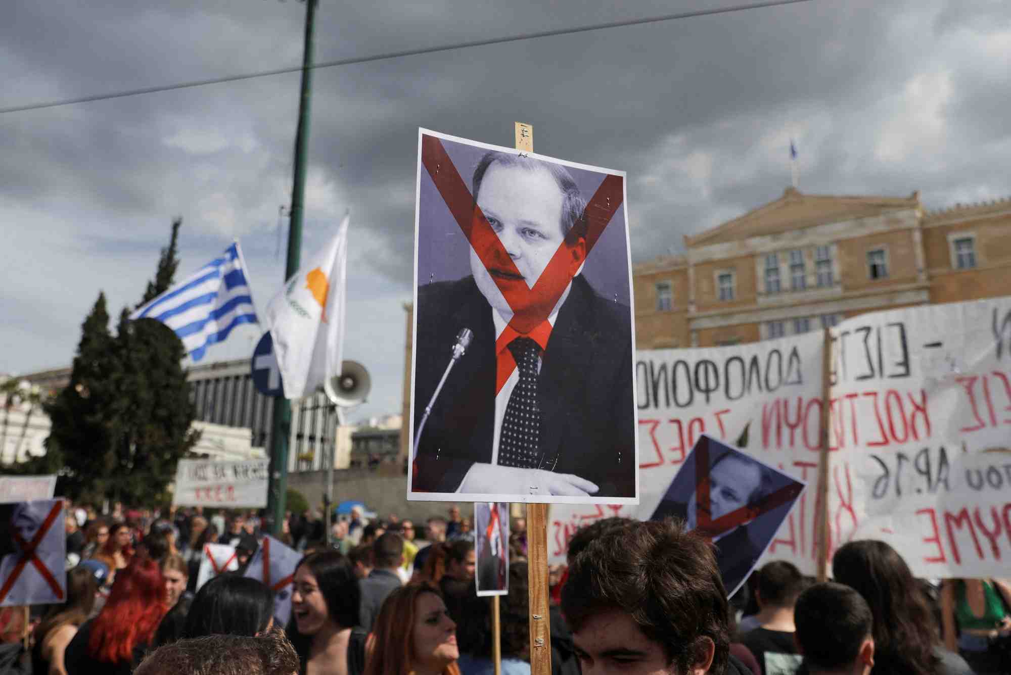 Des grecs se rassemblent a athenes