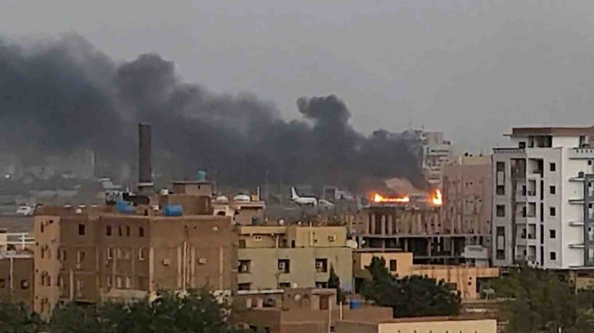De la fumee s'eleve du tarmac de l'aeroport international de khartoum, au soudan
